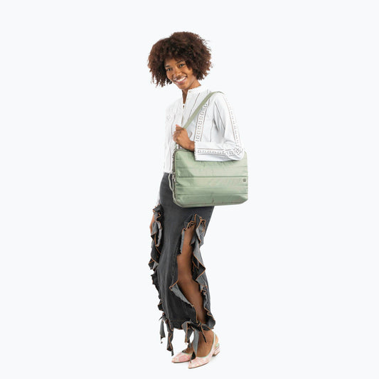 Delta 17" Laptop Case - - Delta_17in_BagProportions_01