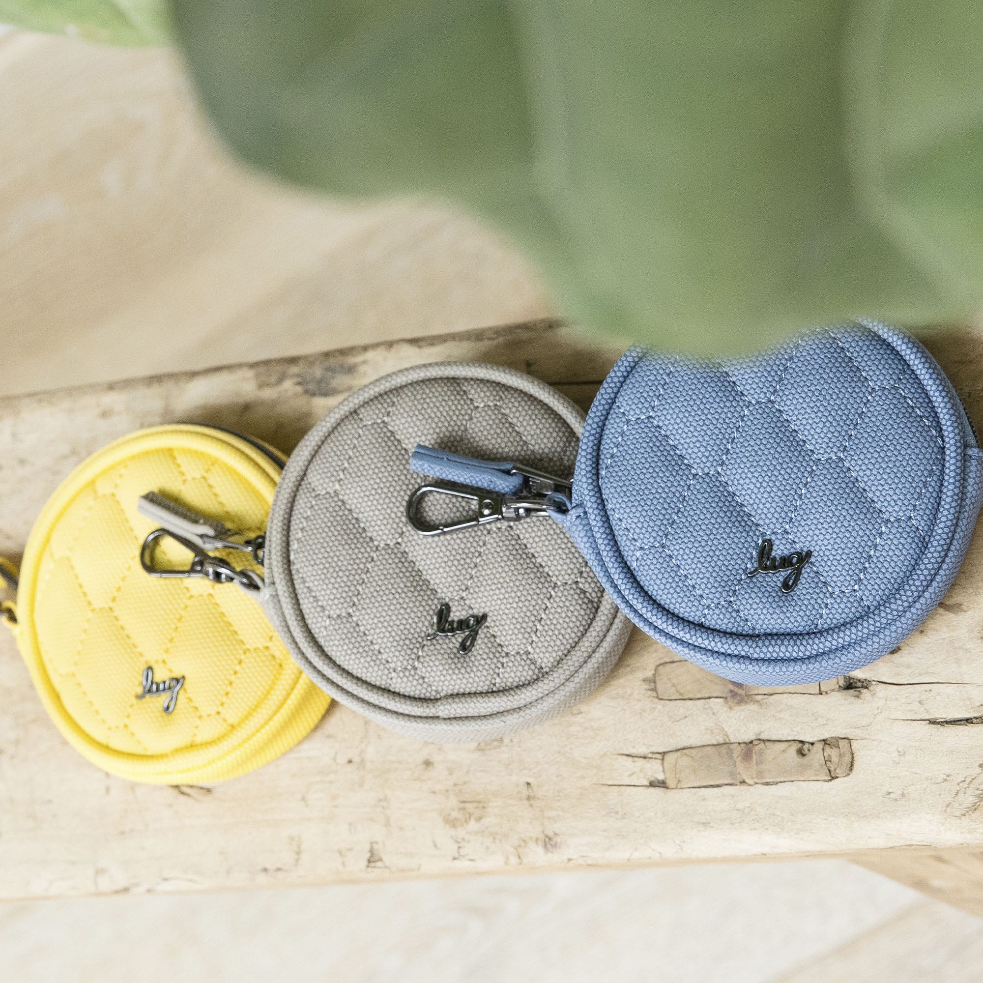 Circle Matte Luxe VL Pouch - - 0000_CirclePouchMatteLuxe_Lifestyle_03
