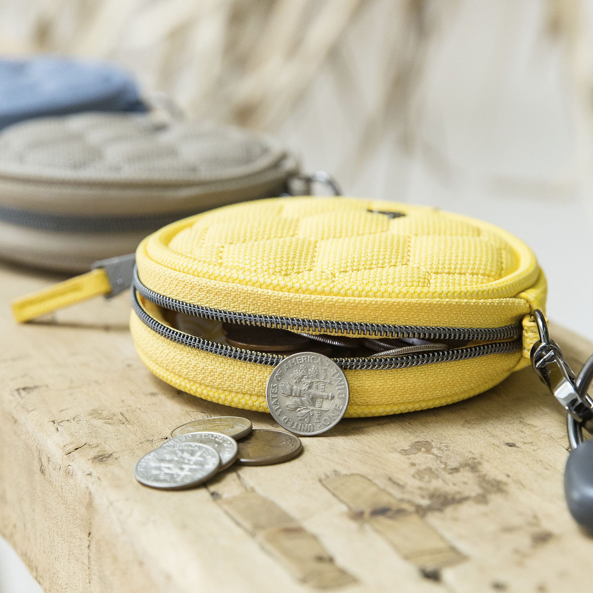 Circle Matte Luxe VL Pouch - - 0001_CirclePouchMatteLuxe_Lifestyle_02
