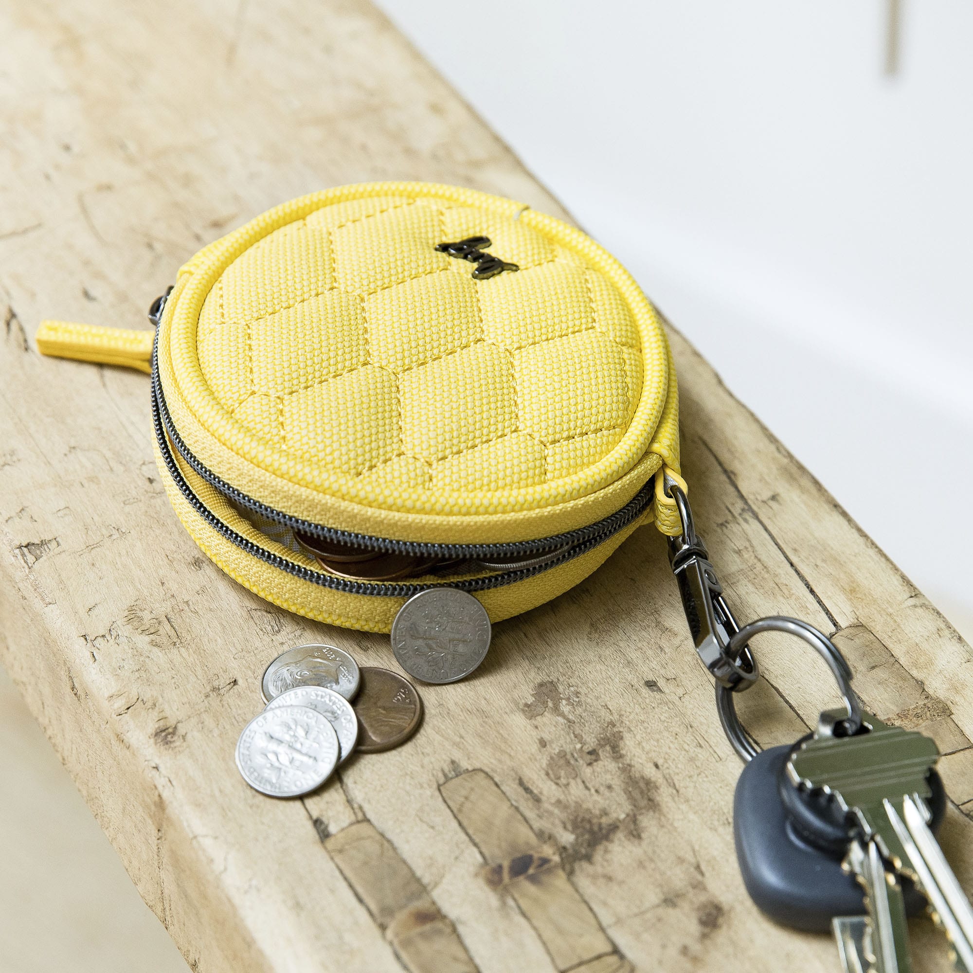 Circle Matte Luxe VL Pouch - - 0002_CirclePouchMatteLuxe_Lifestyle_01