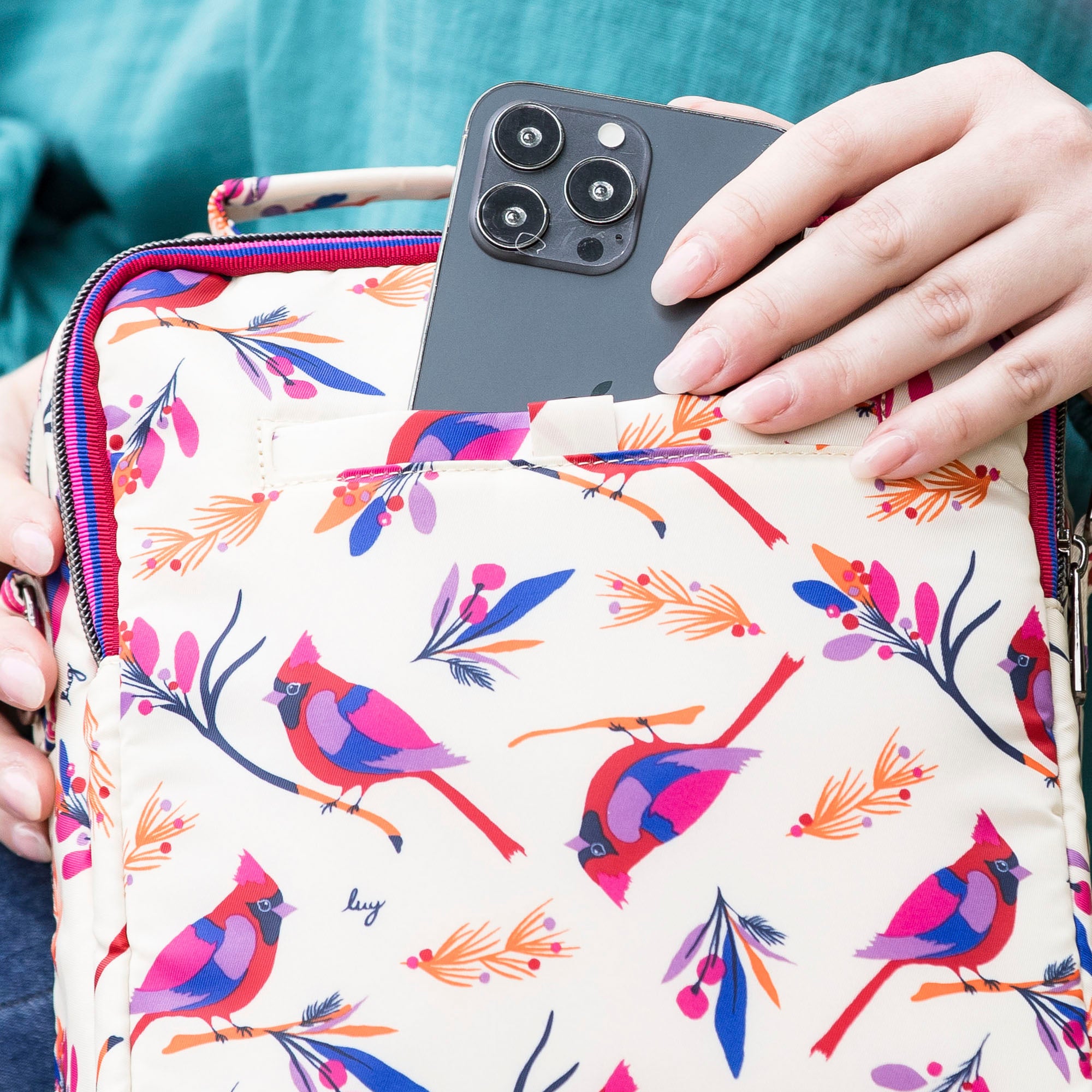 Wrangler Crossbody Bag - CARDINALS CREAM - 0003_Wrangler_Lifestyle_07