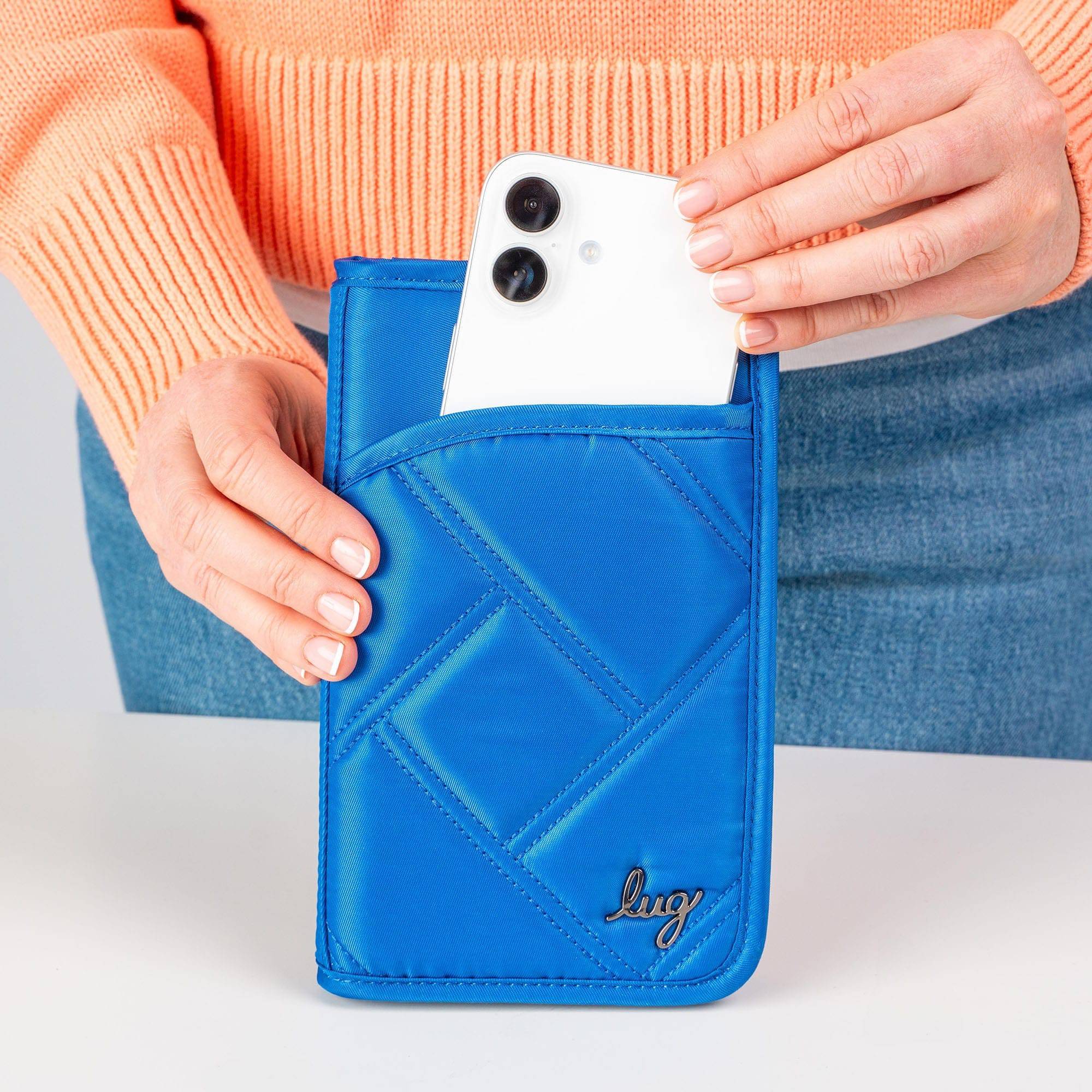 Legacy Collection Tandem SE RFID Wallet - - 24242_LegacyTandemSE_AzureBlue_Lifestyle_05