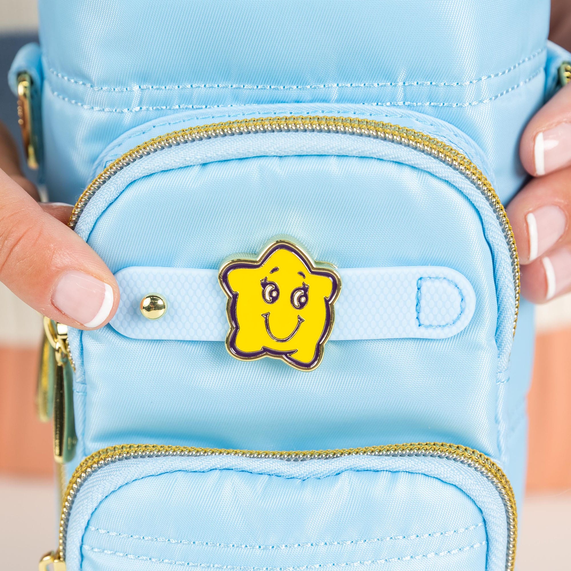 Huggie Wide Crossbody Water Bottle Holder with Charm Bar - - 24770_HuggieWide_BubbleBlue_Lifestyle_07