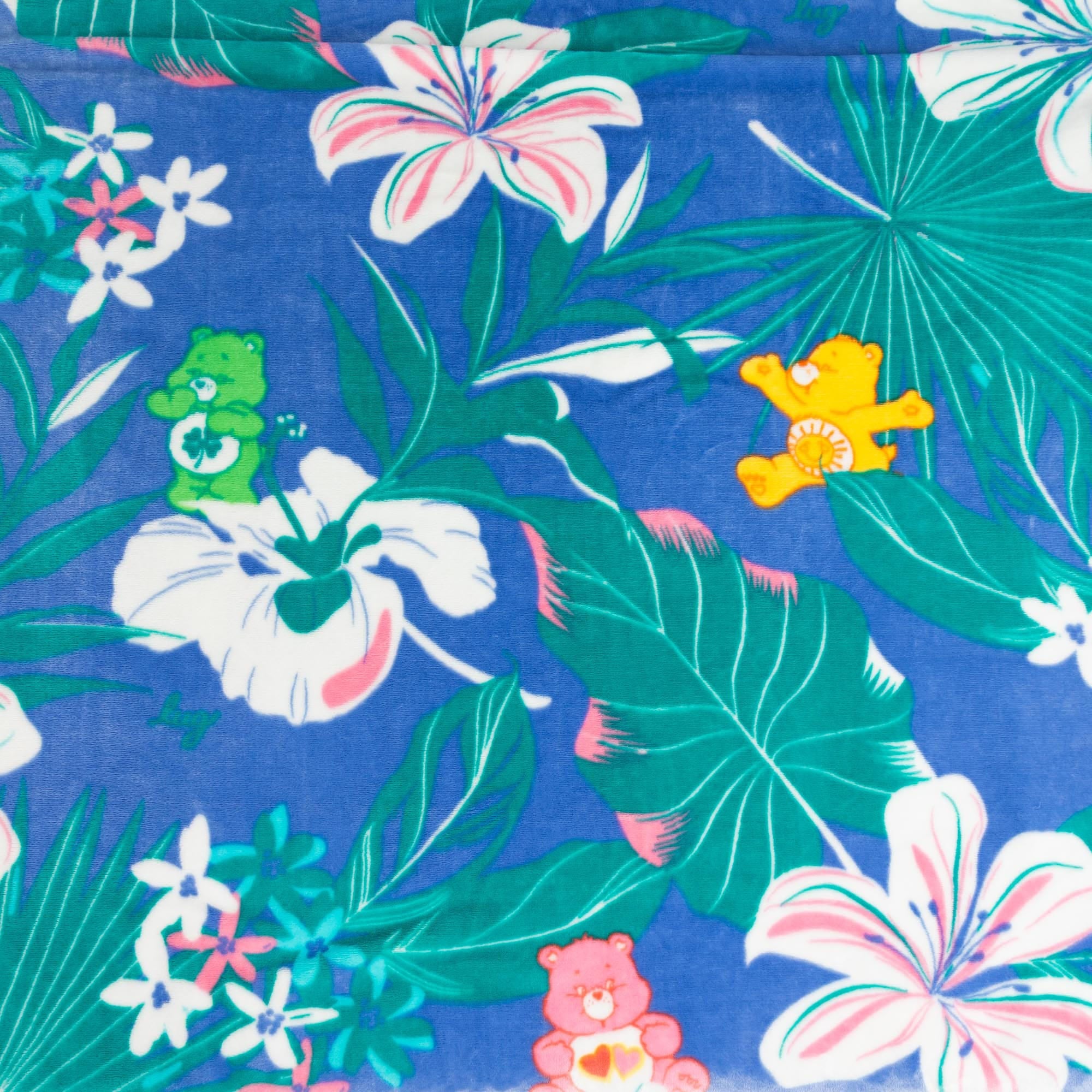 Care Bears x Lug Cuddle Throw - CARE BEARS FLORAL - 24861_CareBearsxLug_CuddleThrow_04