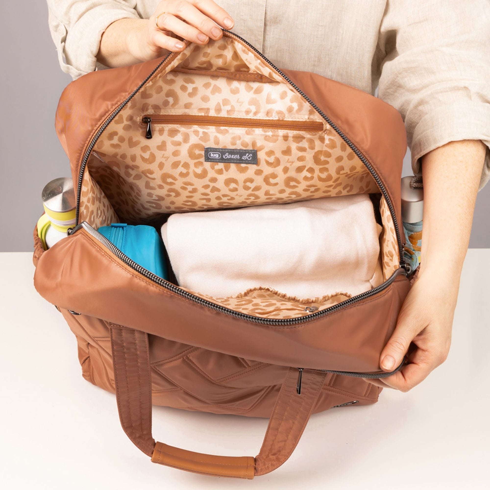 Boxer SE Duffel Bag - - 26000_BoxerSE_ChaiLatte_Lifestyle_01