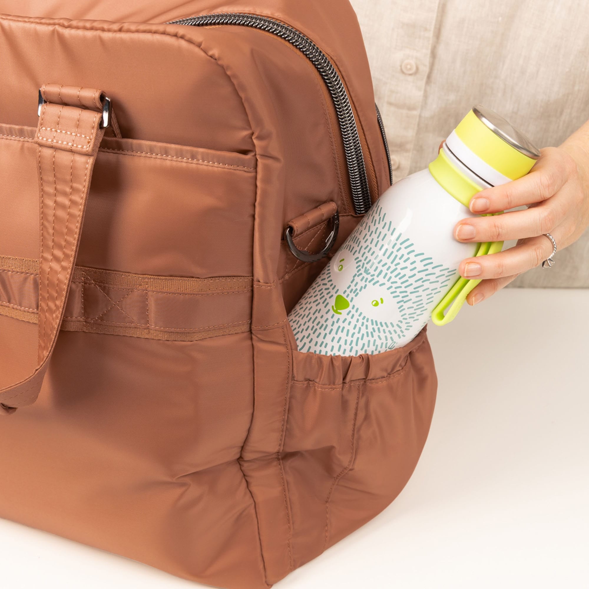 Boxer SE Duffel Bag - - 26000_BoxerSE_ChaiLatte_Lifestyle_05
