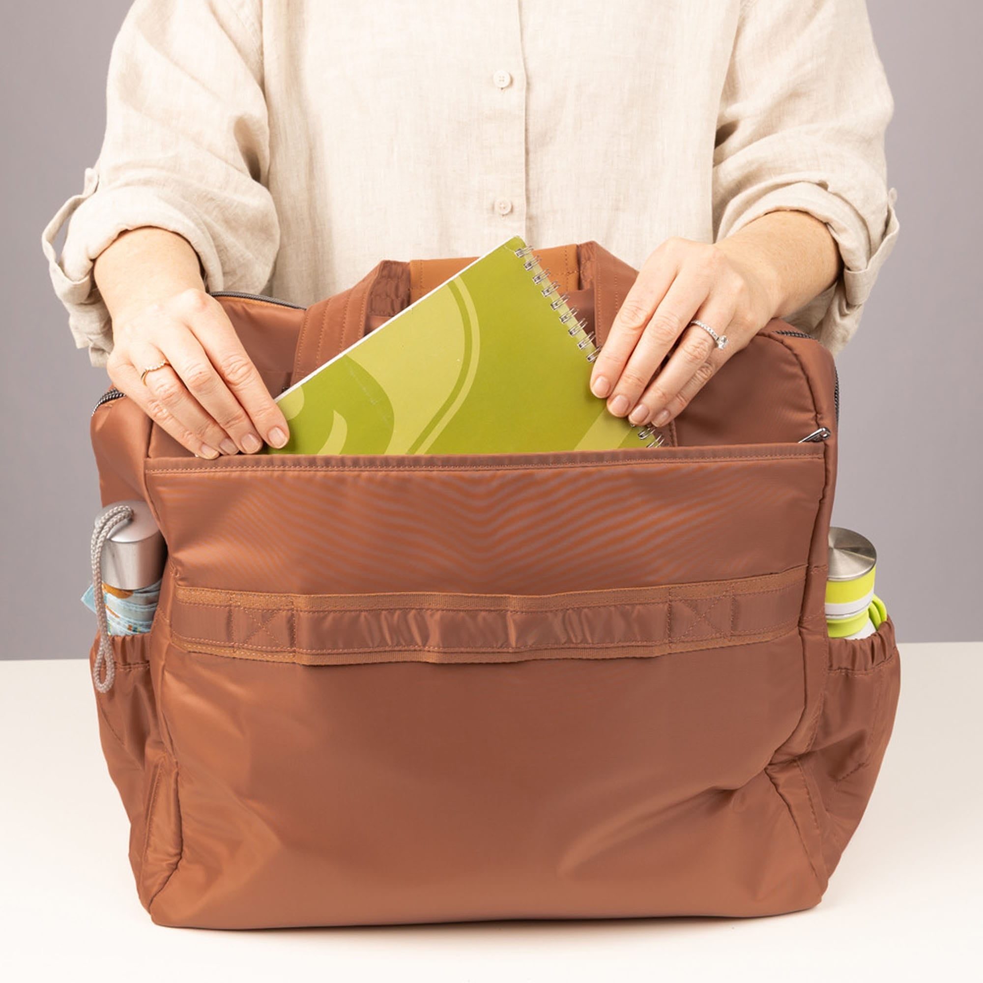 Boxer SE Duffel Bag - - 26000_BoxerSE_ChaiLatte_Lifestyle_07