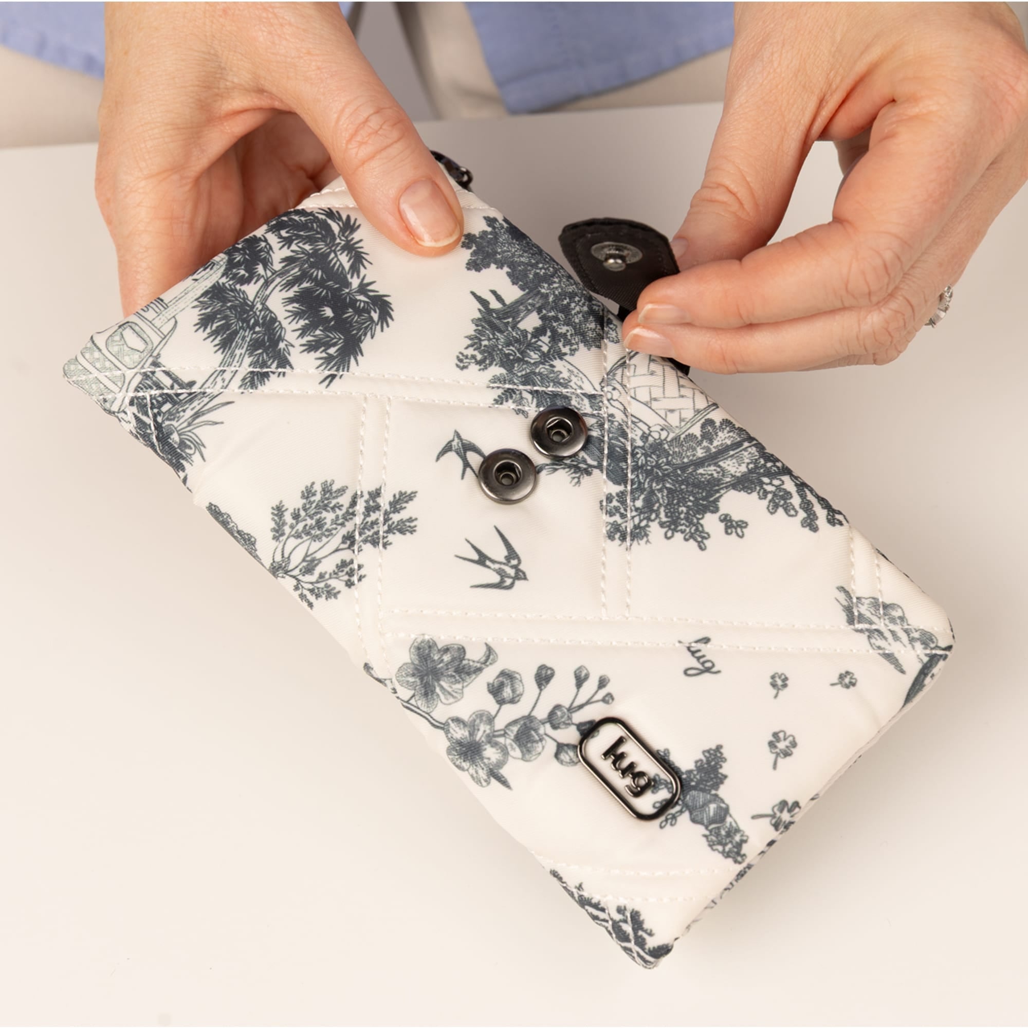 Tram LE RFID Wallet - - 26089_TramLE_StorybookIndigo_Lifestyle_08