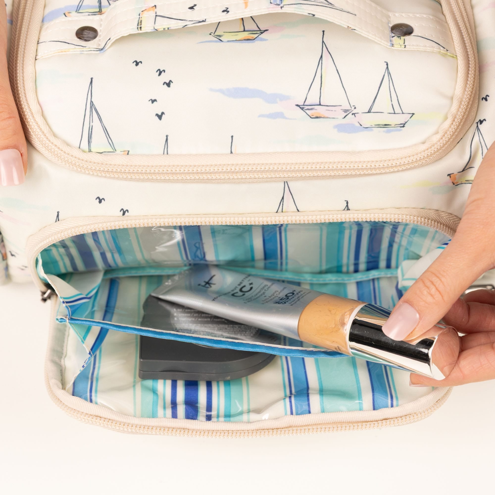 Trolley Medium 2 Cosmetic Case - - 26332_TrolleyMedium2_SmoothSailing_Lifestyle_04