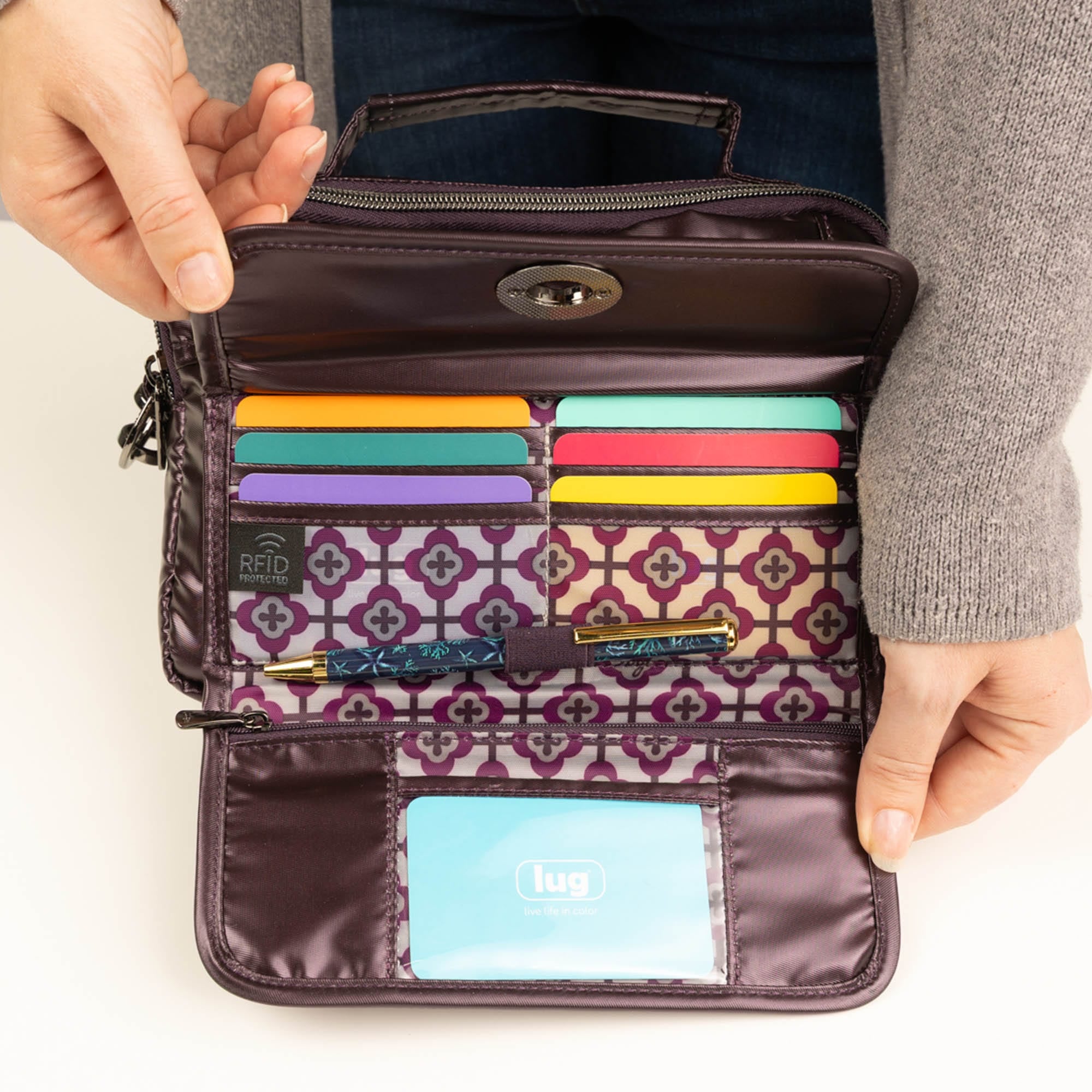 Switch SE Crossbody Bag - - 26489_SwitchSE_MetallicPlum_Lifestyle_02