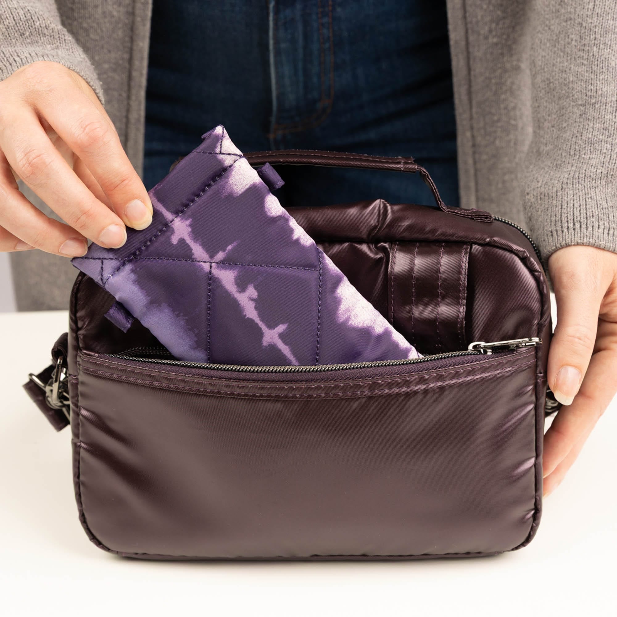 Switch SE Crossbody Bag - - 26489_SwitchSE_MetallicPlum_Lifestyle_10