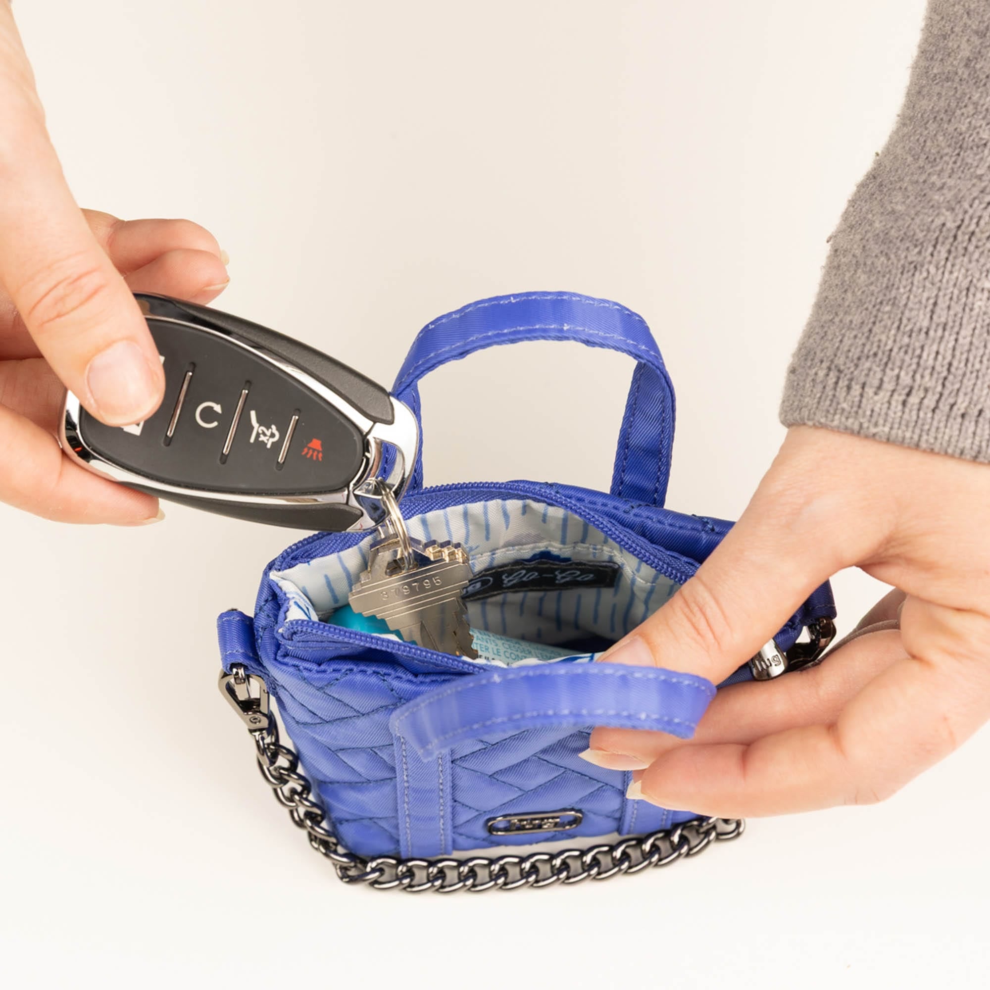 Go-Go Mini Pouch - - 26512_GoGoMini_HarborBlue_Lifestyle_02