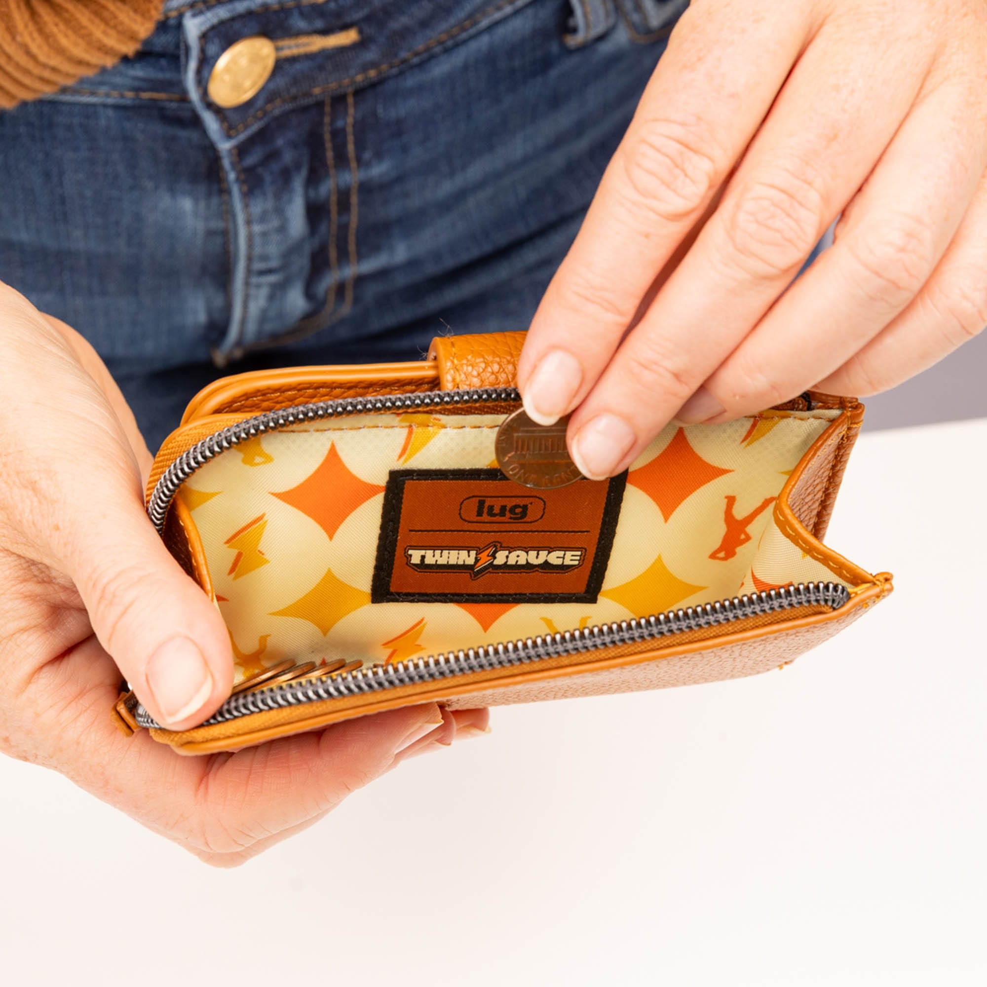 TWiNSAUCE x Lug Snappy Classic VL RFID Wallet - - 26872_LUGxTWiNSAUCE_SnappyVL_Cappuccino_Lifestyle_04