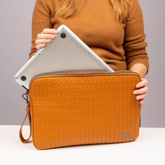 TWiNSAUCE x Lug Detour Classic VL 15" Laptop Sleeve - - 26928_LUGxTWiNSAUCE_DetourVL-15in_Cappuccino_Lifestyle_01