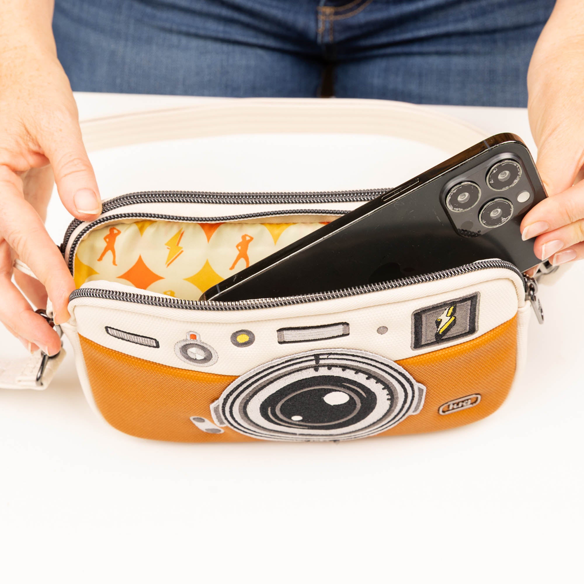 TWiNSAUCE x Lug Capture Coupe XL Matte Luxe VL Crossbody Bag - - 26931_LUGxTWiNSAUCE_CaptureCoupeXL-MatteLuxeVL_Cappuccino_Lifestyle_02
