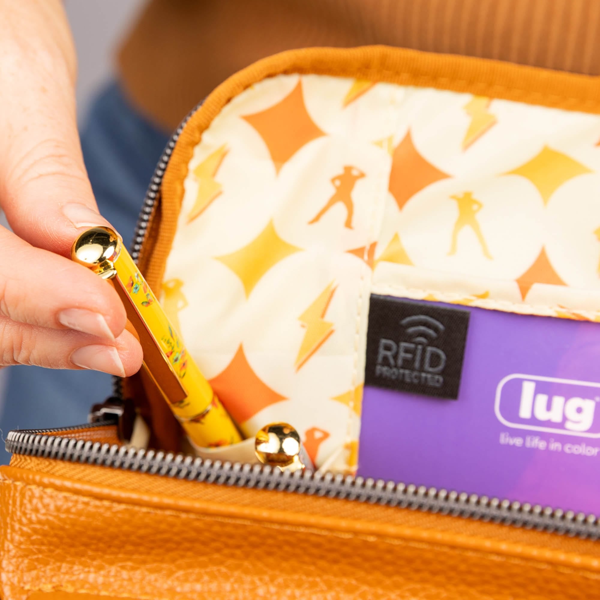 TWiNSAUCE x Lug Hopper 2 Classic VL Backpack - - 26938_LUGxTWiNSAUCE_Hopper2VL_Cappuccino_Lifestyle_04