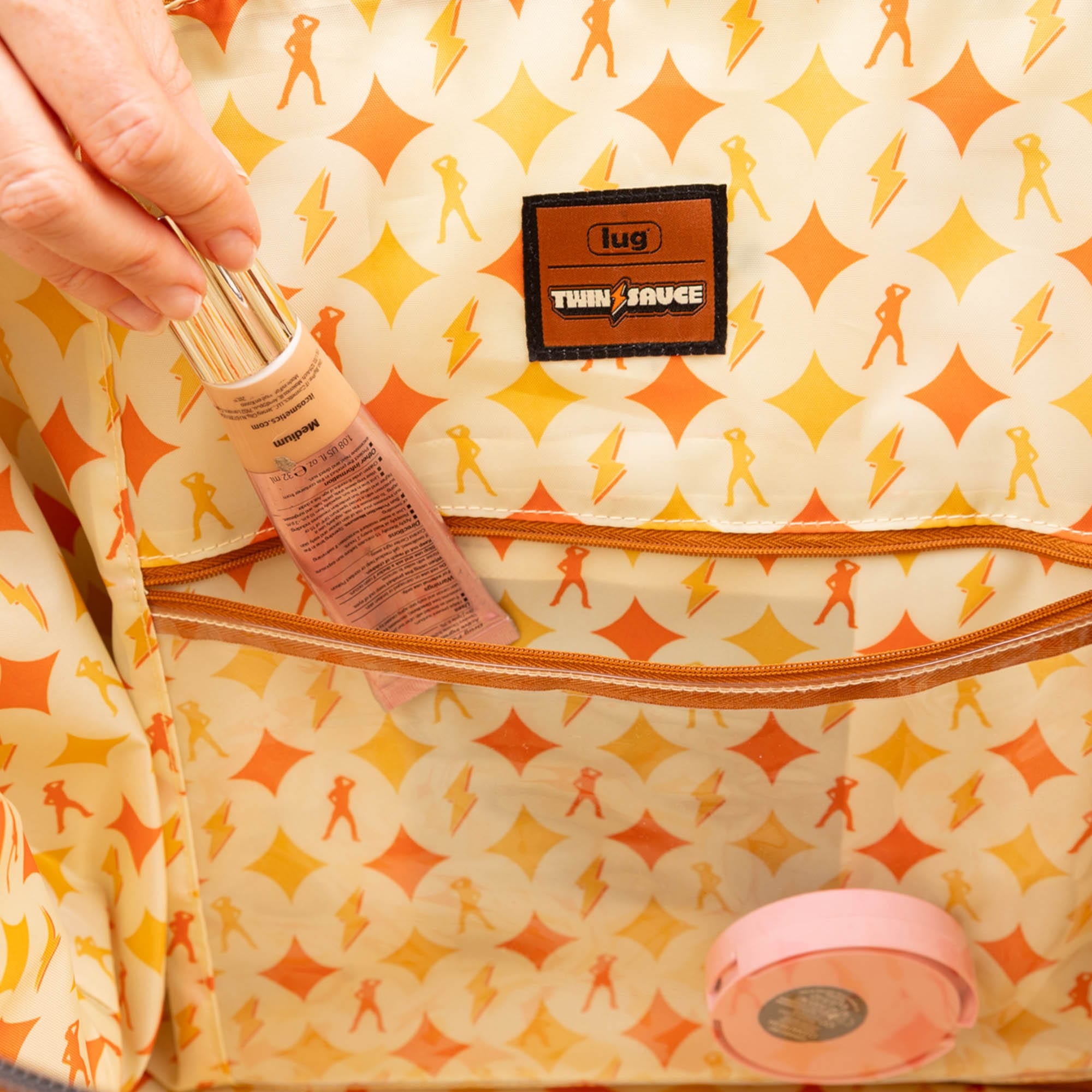 TWiNSAUCE x Lug Vibe Classic VL Oversized Carry-All Tote - - 27123_LUGxTWiNSAUCE_VibeVL_Cappuccino_Lifestyle_06