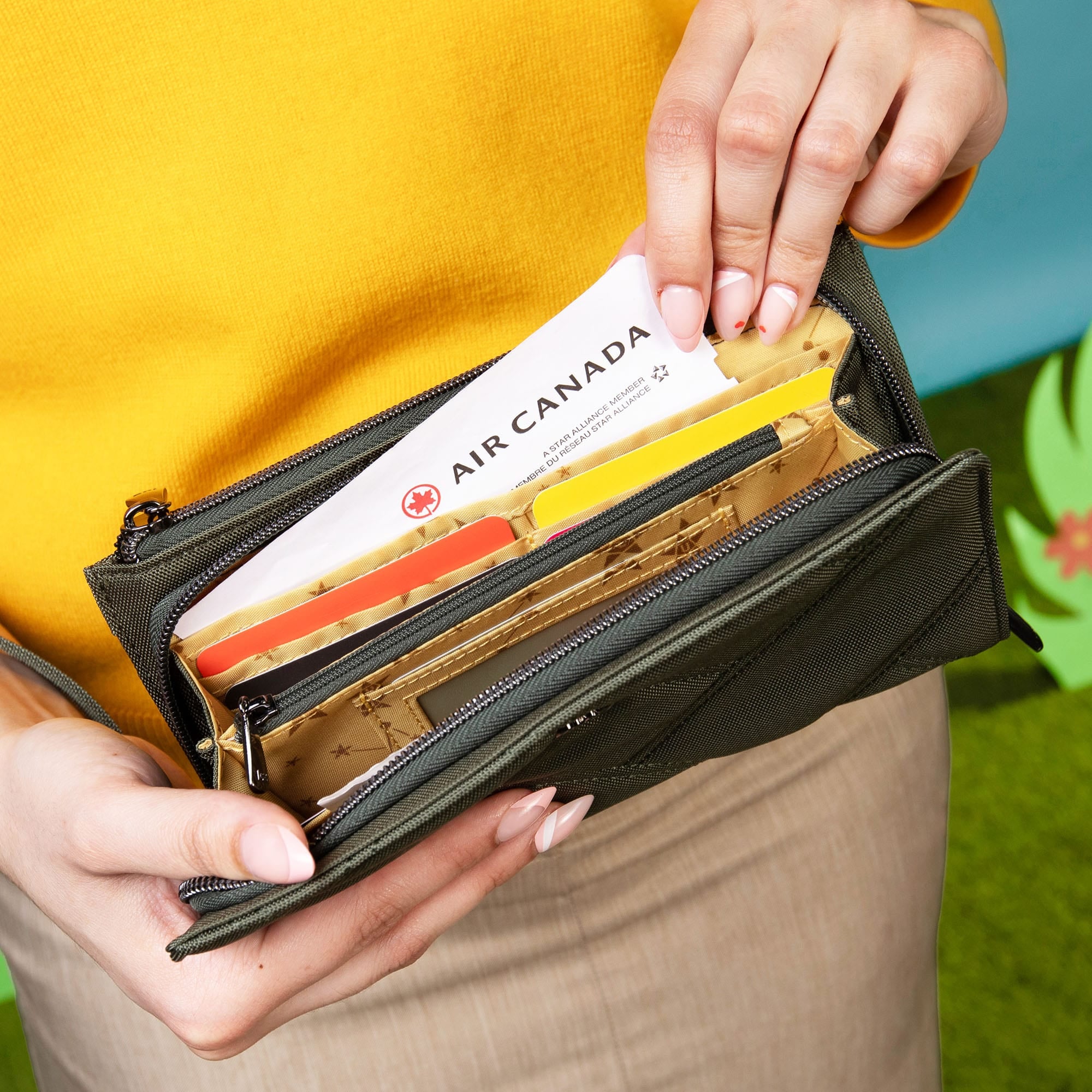 Arabesque Ultra X Zip RFID Wallet - - Arabesque_UltraX_Lifestyle_01