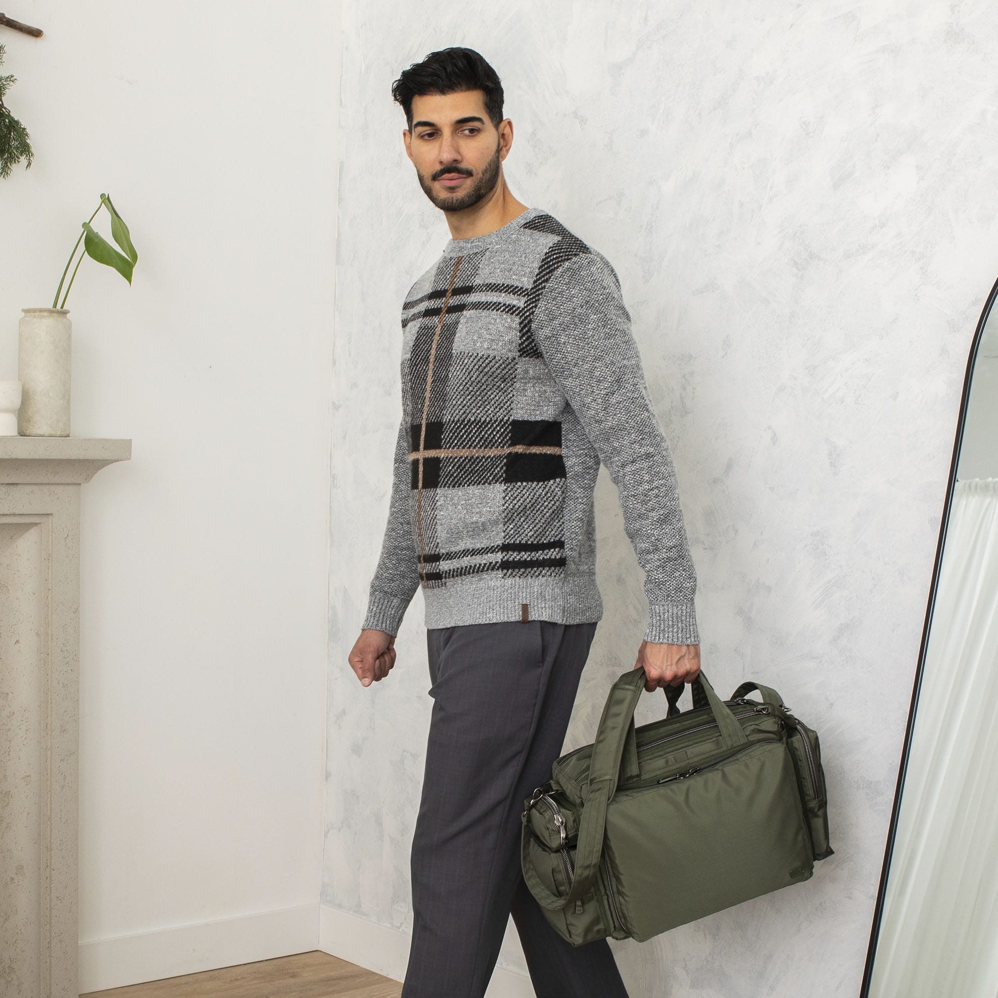 Atlas Ultra X Carry-All Tote - - Atlas_UltraX_Lifestyle_04