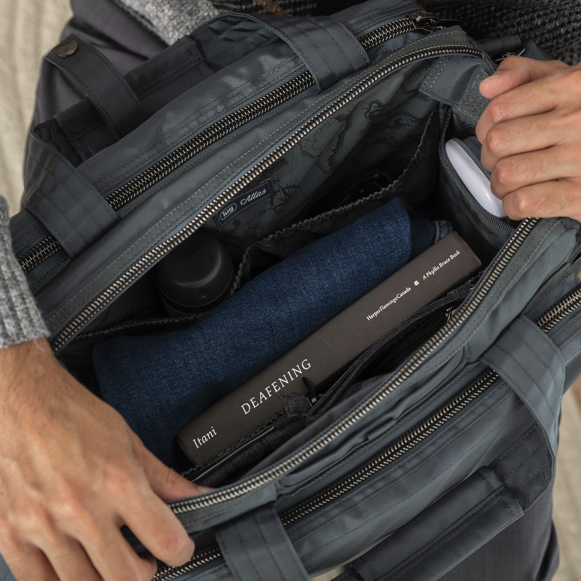 Atlas Ultra X Carry-All Tote - Steve Berry Edition - - Atlas_UltraX_SteveBerry_Lifestyle_01