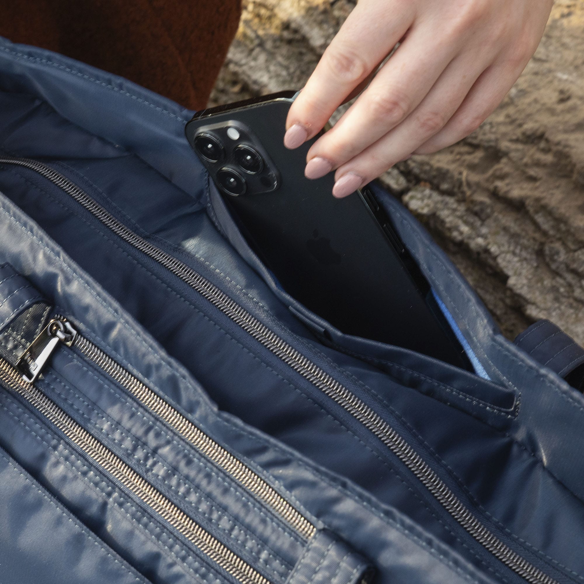 Avion SE Carry-All Tote Bag - - AvionSE_Lifestyle_04