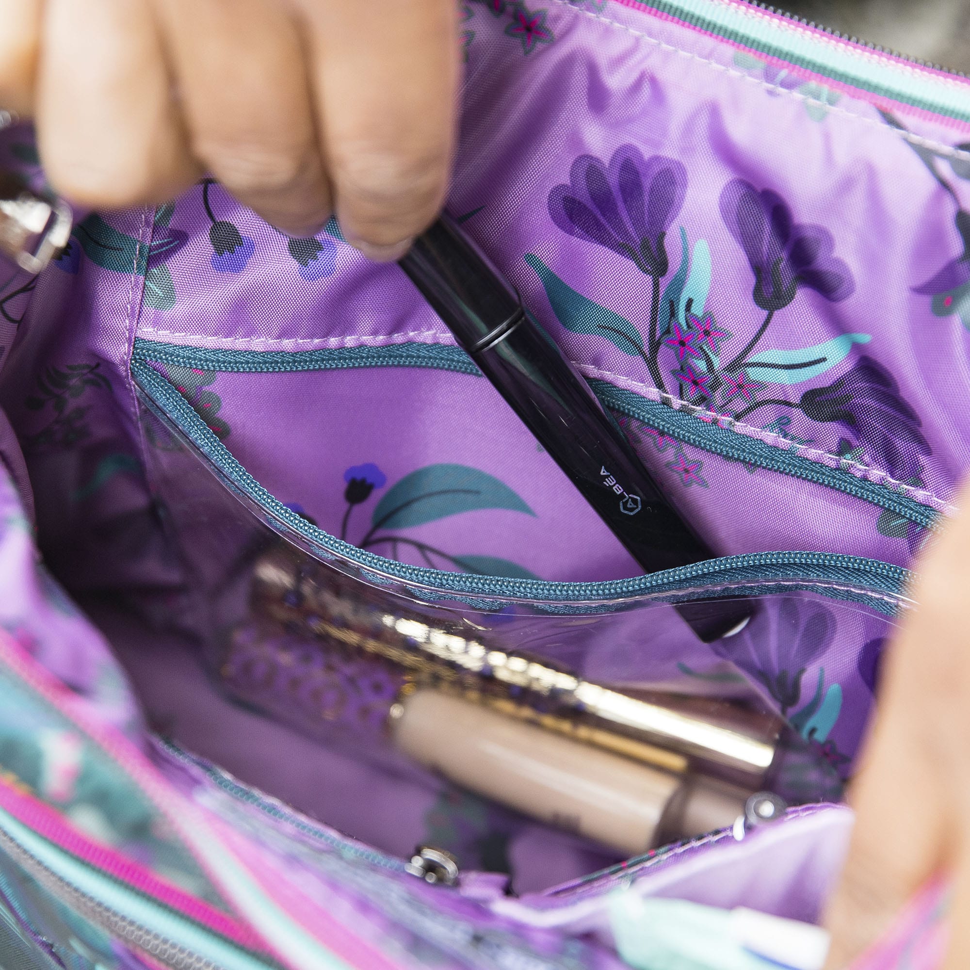 Camper SE Crossbody Bag - - CamperSE_Lifestyle_03