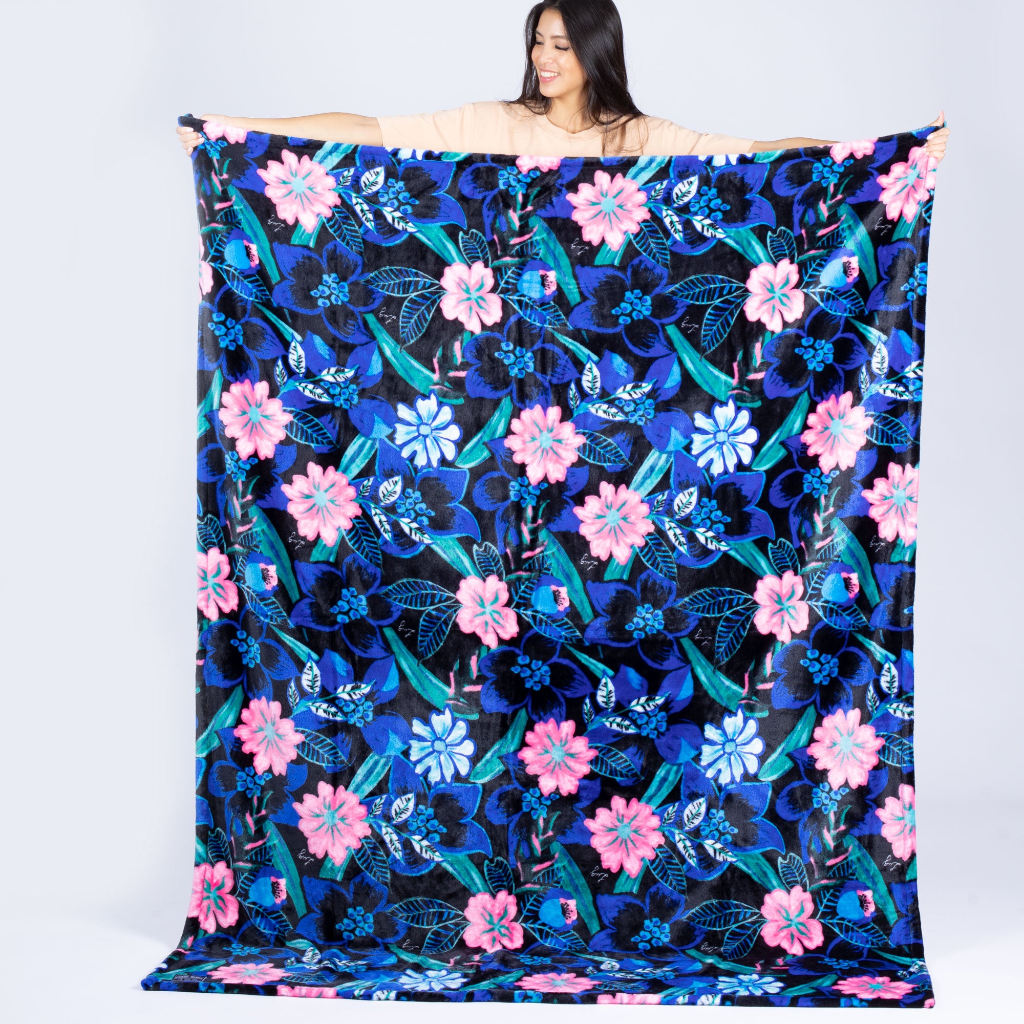 Cuddle Throw Blanket - RESORT BLACK - CuddleThrow_ResortBlack_Lifestyle_20copy