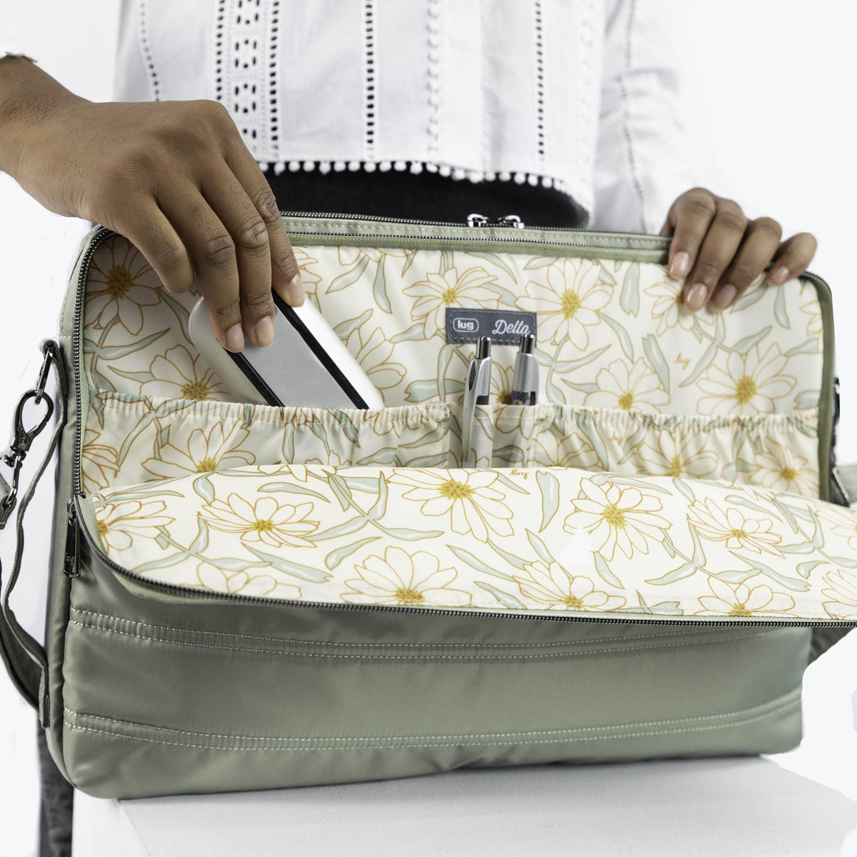 Delta 17&quot; Laptop Case - - Delta_17in_Lifestyle_03
