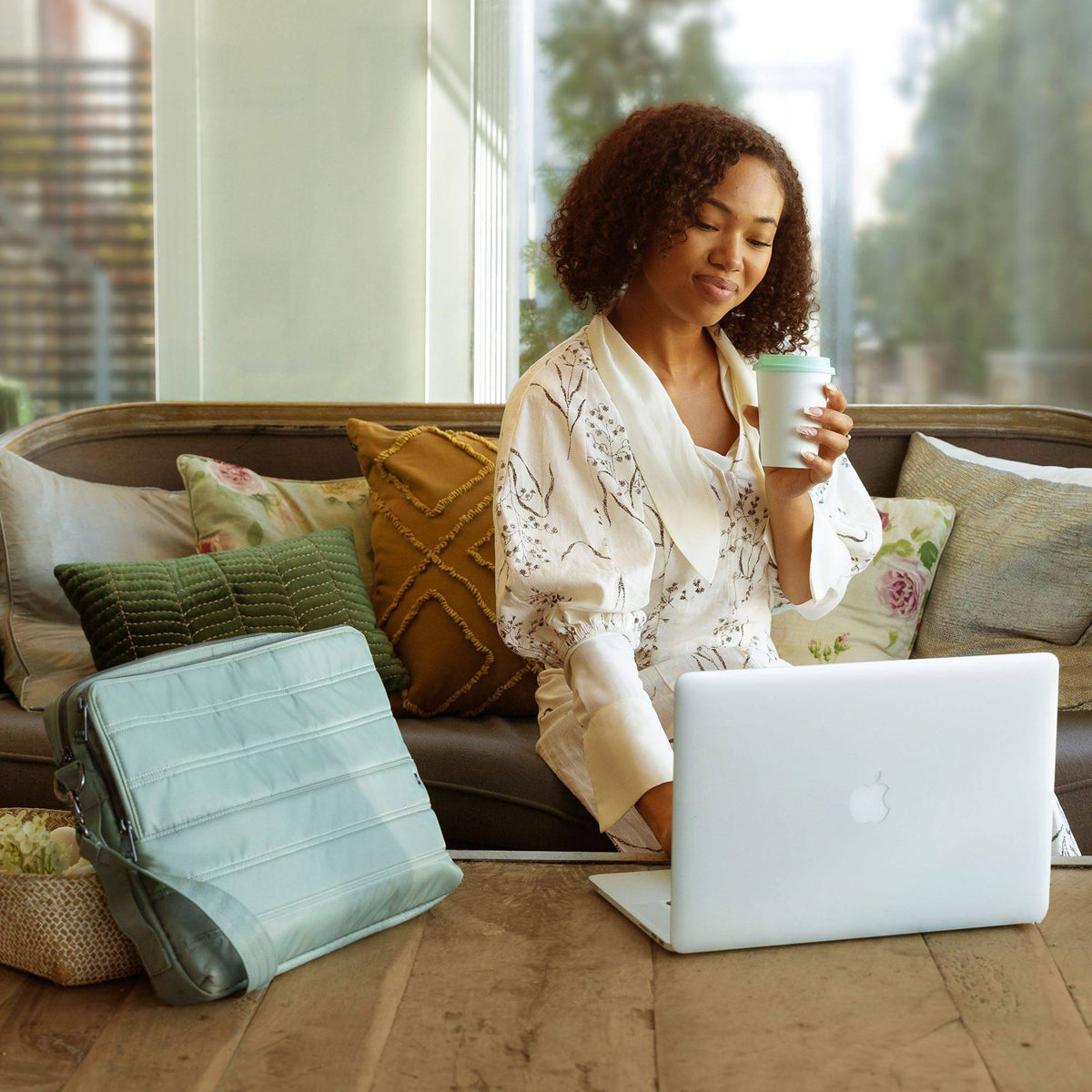 Delta 17&quot; Laptop Case - - Delta_17in_Lifestyle_06