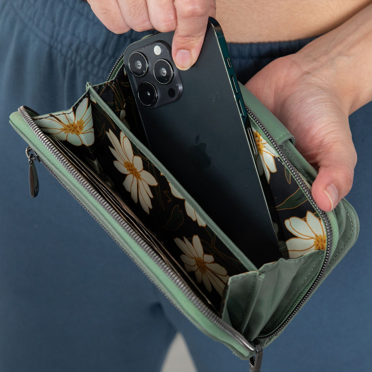 Foxtrot RFID Wallet - - Foxtrot_Lifestyle-17