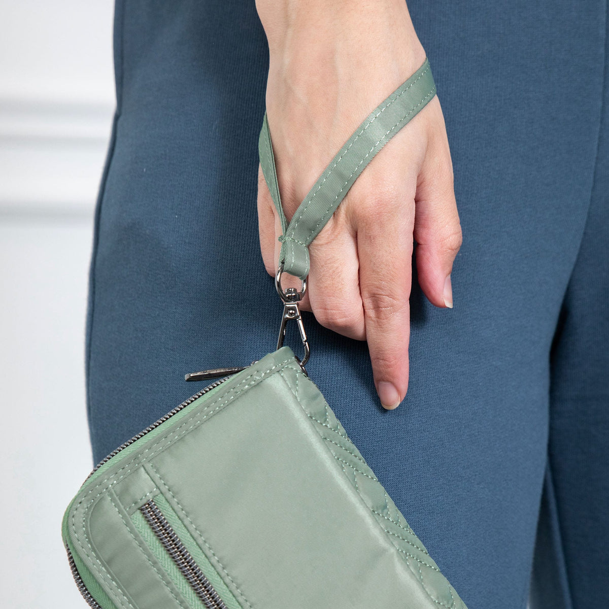Foxtrot RFID Wallet - - Foxtrot_Lifestyle-22