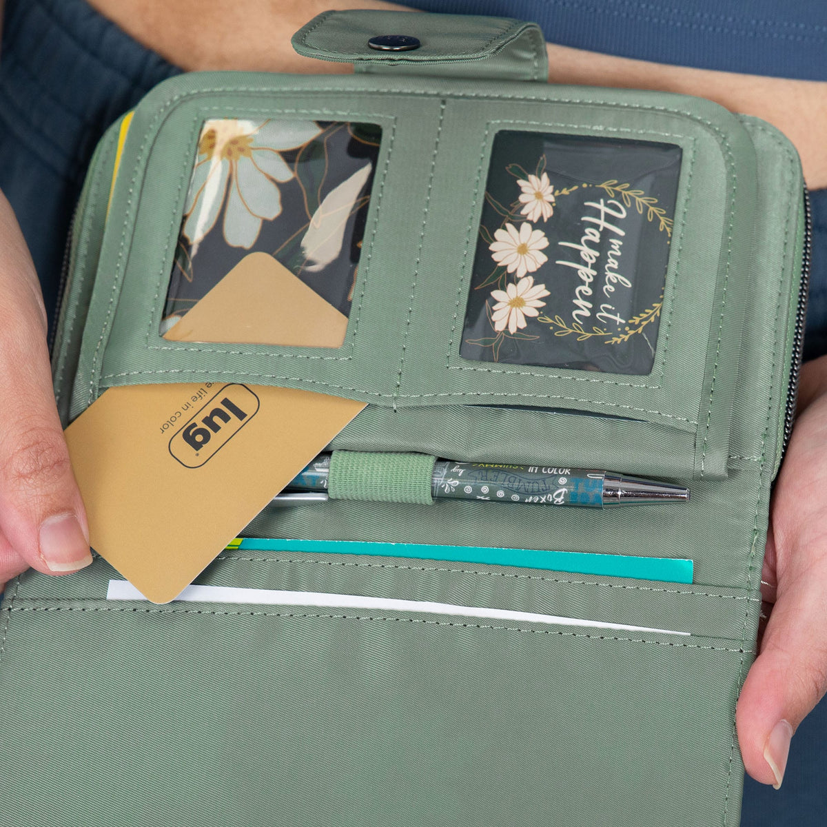 Foxtrot RFID Wallet - - Foxtrot_Lifestyle_02