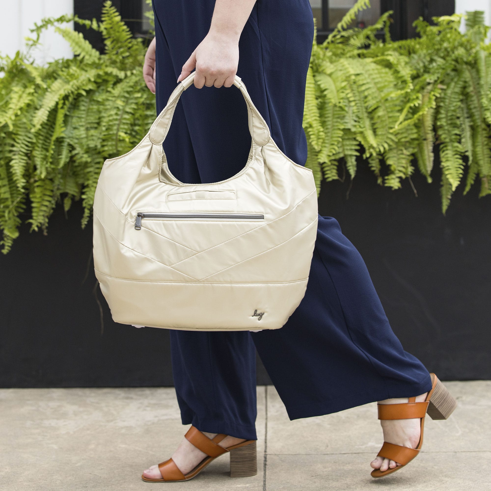 Gondola SE Tote Bag - METALLIC CHAMPAGNE - GondolaSE_Lifestyle_07