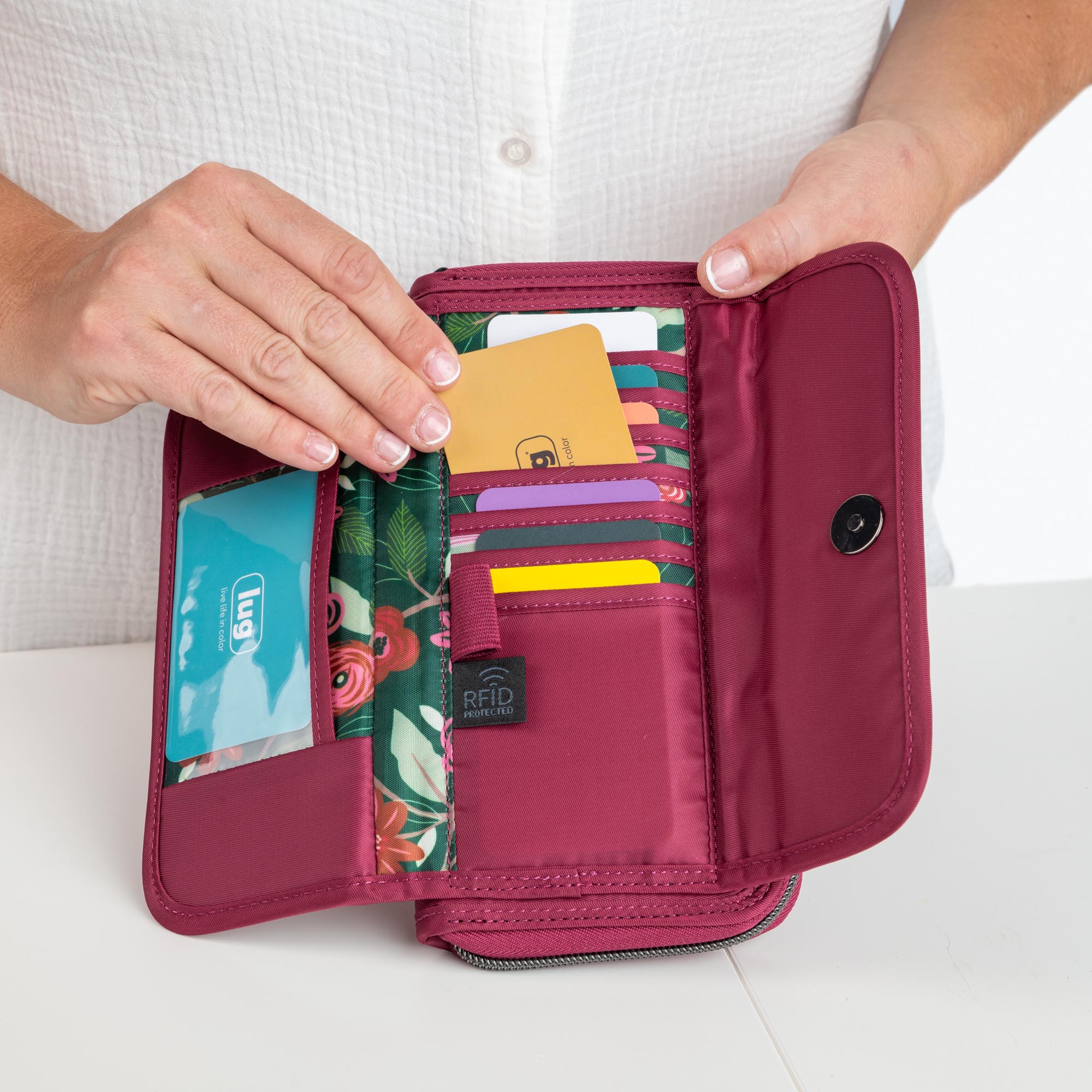 Kickflip SE Convertible RFID Wallet - - KickflipSE_Lifestyle_02