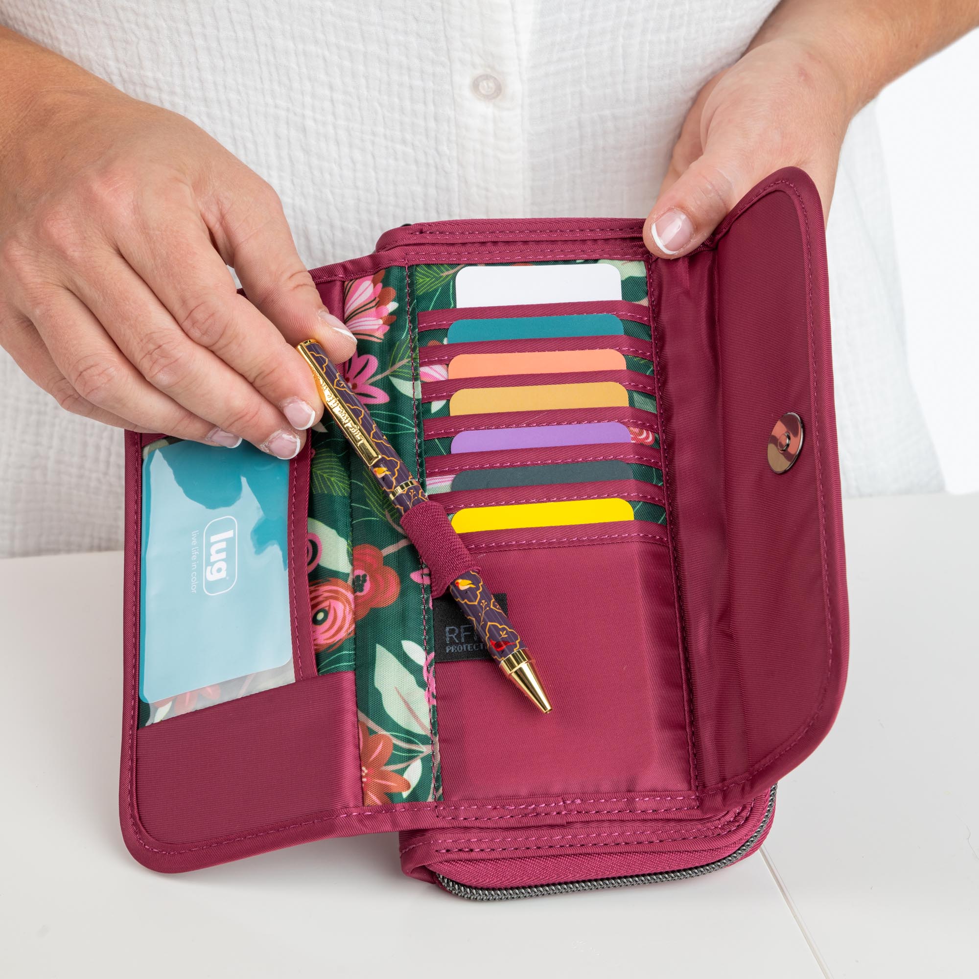 Kickflip SE Convertible RFID Wallet - - KickflipSE_Lifestyle_03