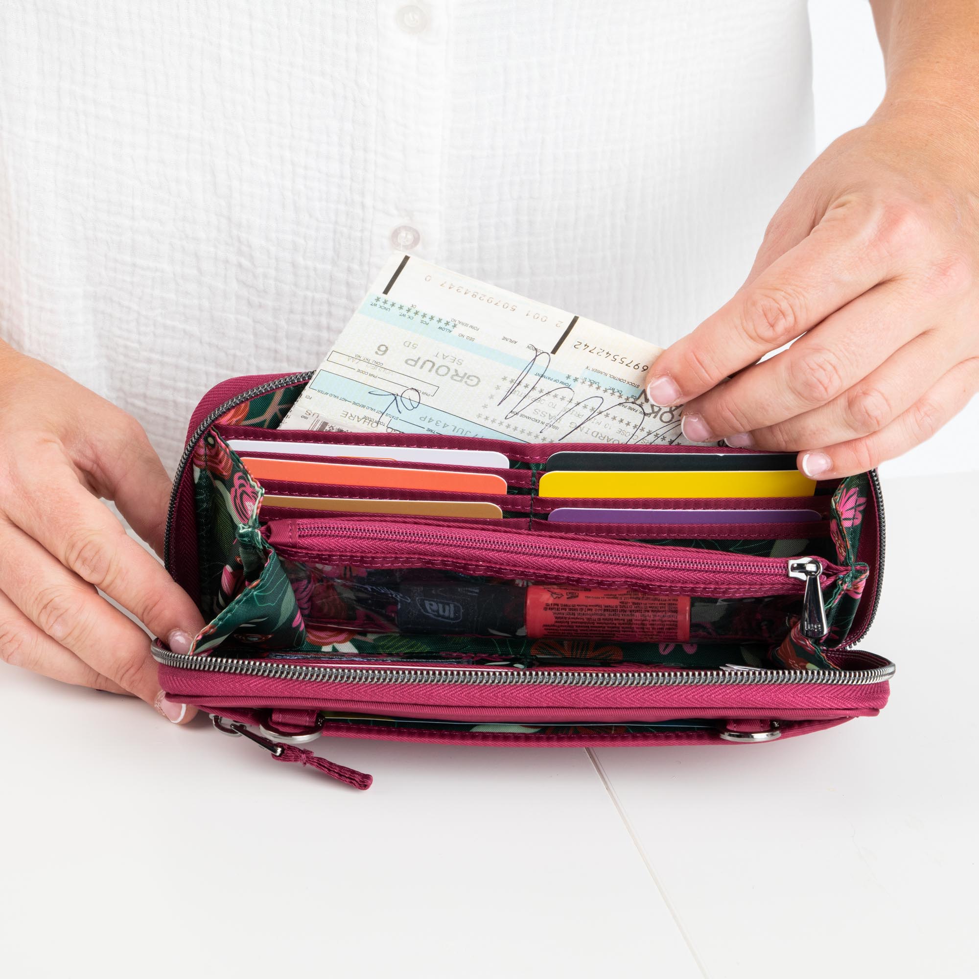 Kickflip SE Convertible RFID Wallet - - KickflipSE_Lifestyle_08