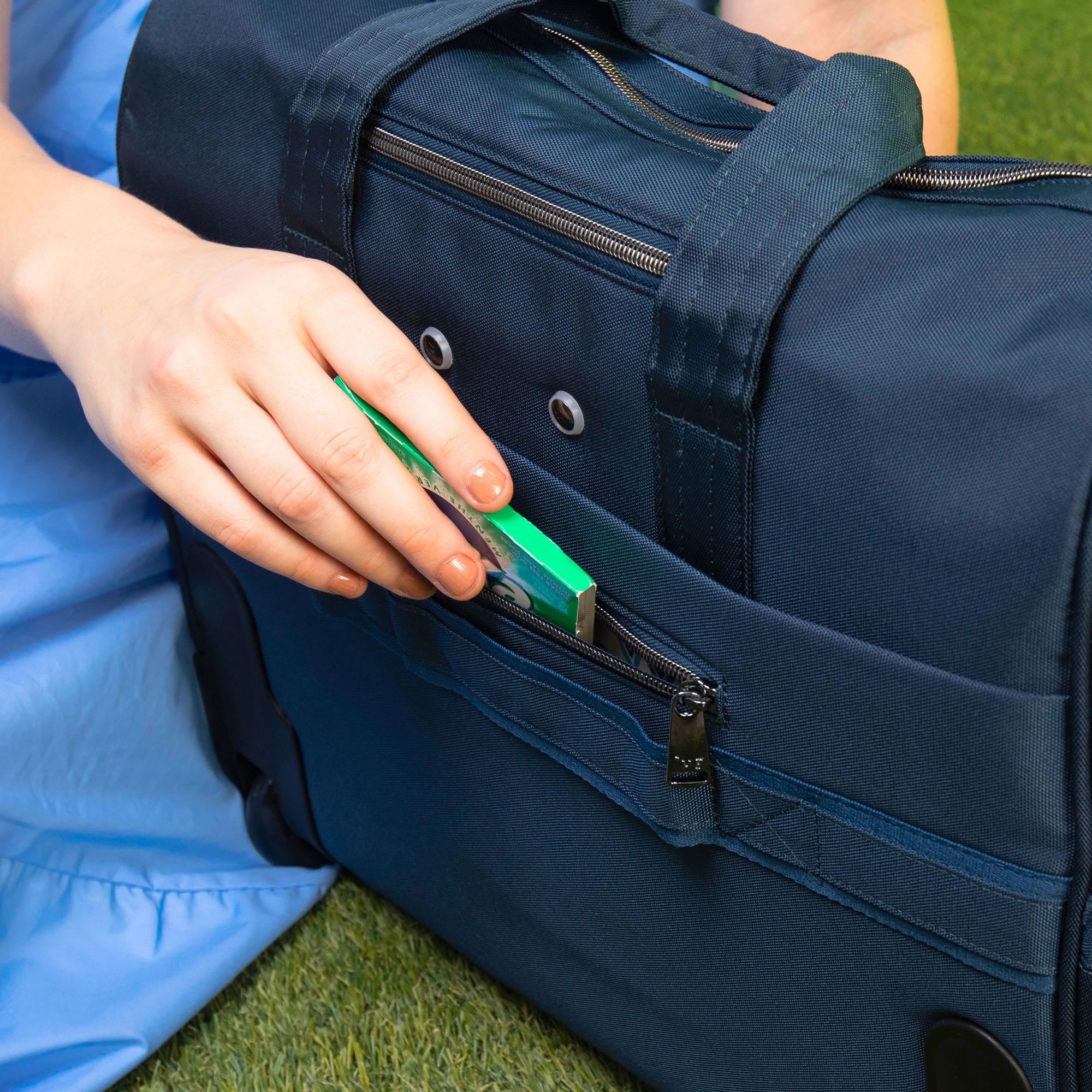 Locomotion Ultra X RFID Rolling Travel Bag - - Locomotion_Lifestyle_07