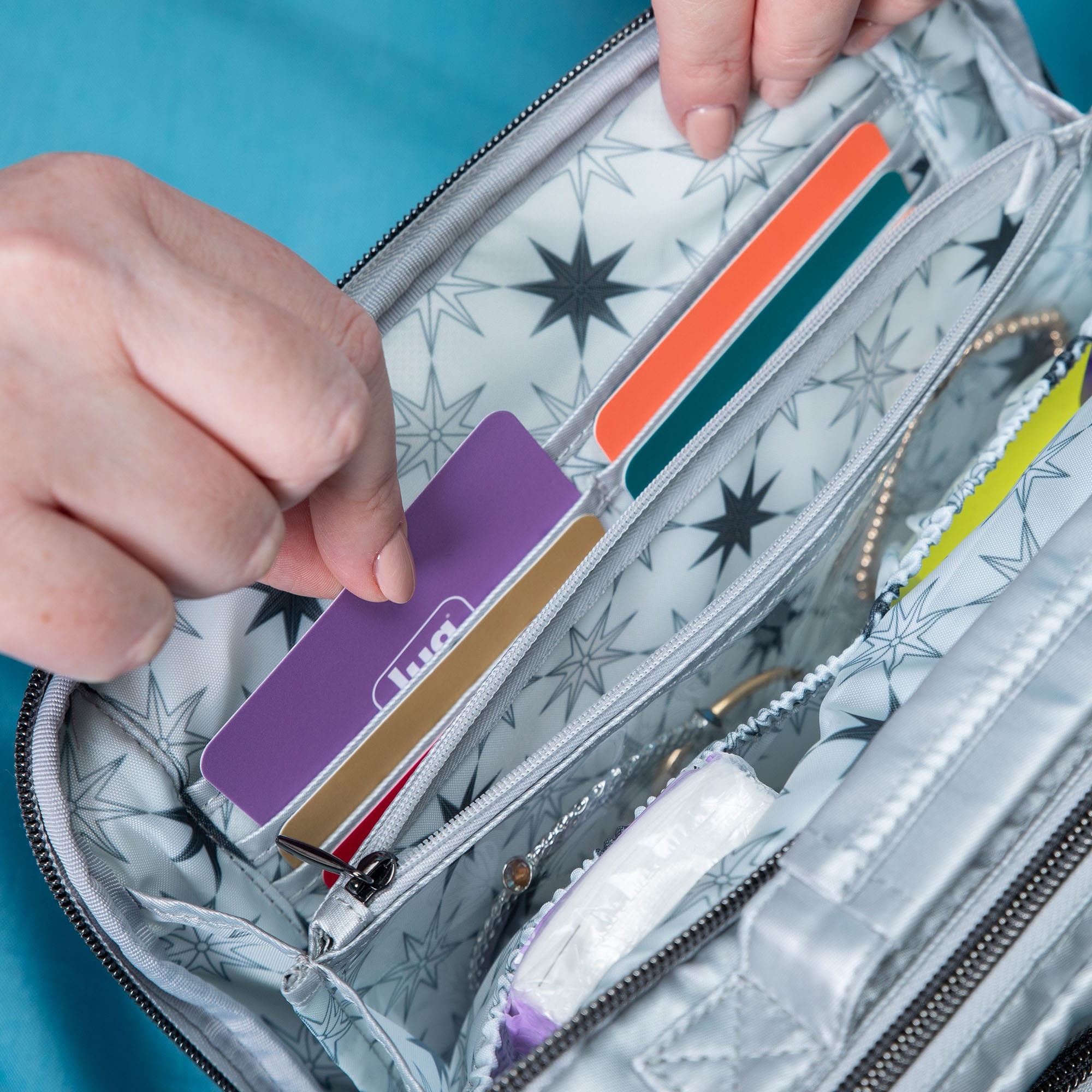 Scoop SE Crossbody Bag - - ScoopSE_Lifestyle_03