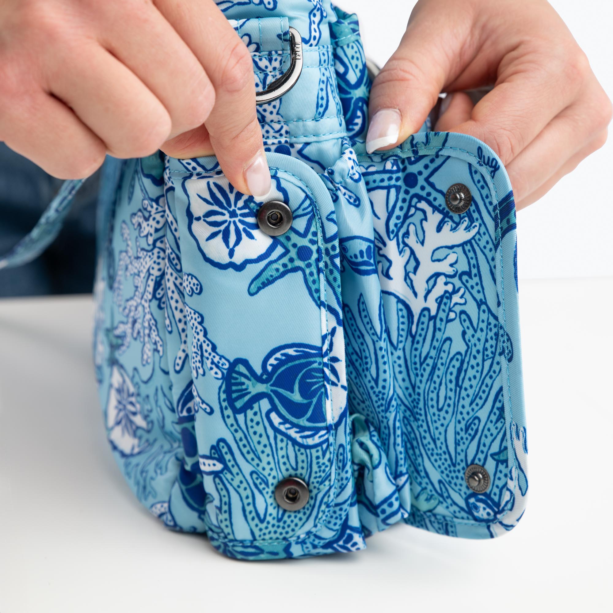 Shimmy SE Crossbody Bag - - ShimmySE_Lifestyle_06_d1ff58da-4465-463f-980d-53edca308156