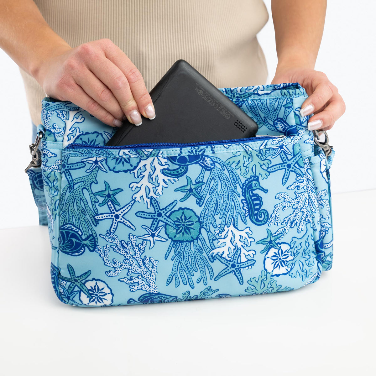 Shimmy SE Crossbody Bag - - ShimmySE_Lifestyle_12