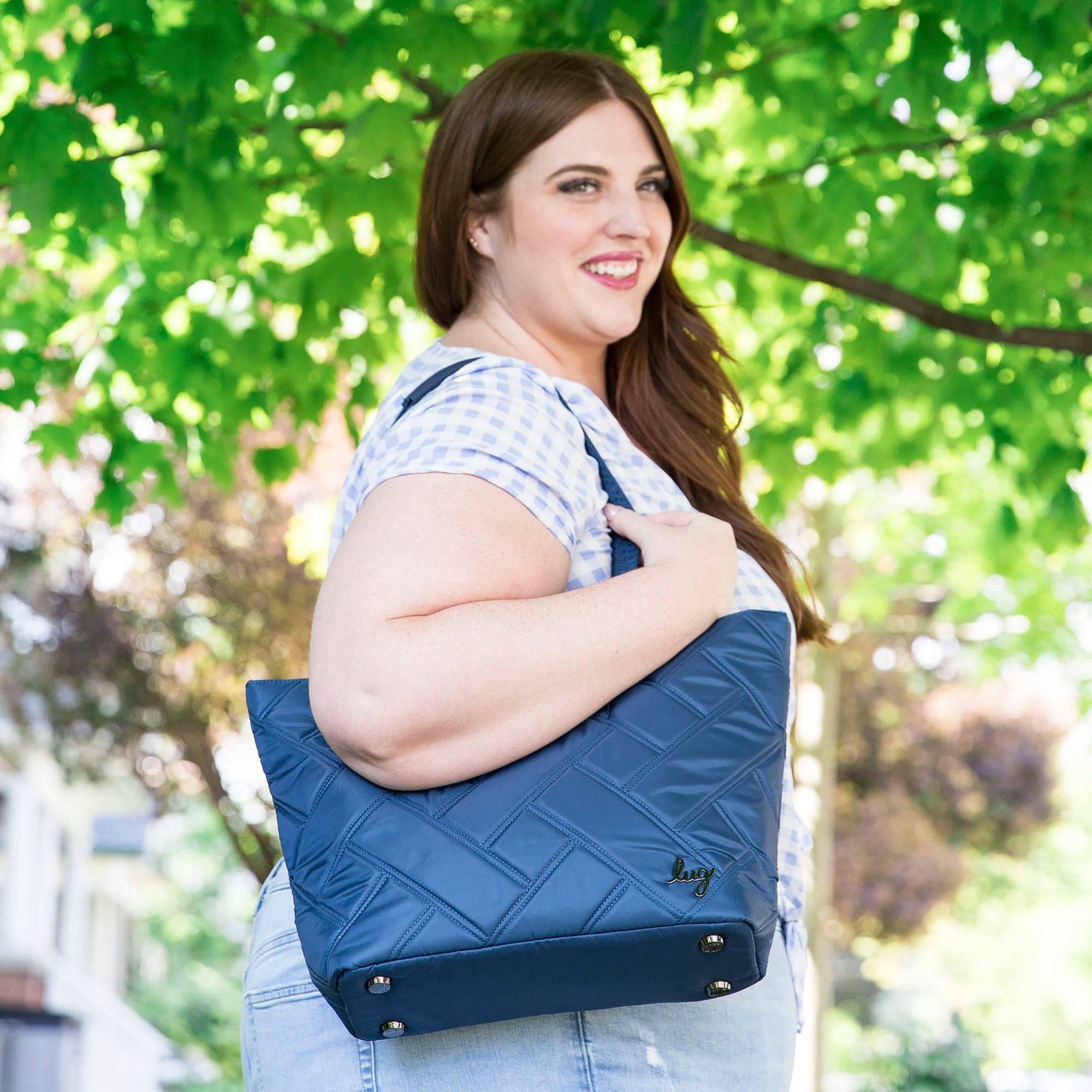 Skyliner Tote Bag - NAVY - Skyliner2_Lifestyle_10