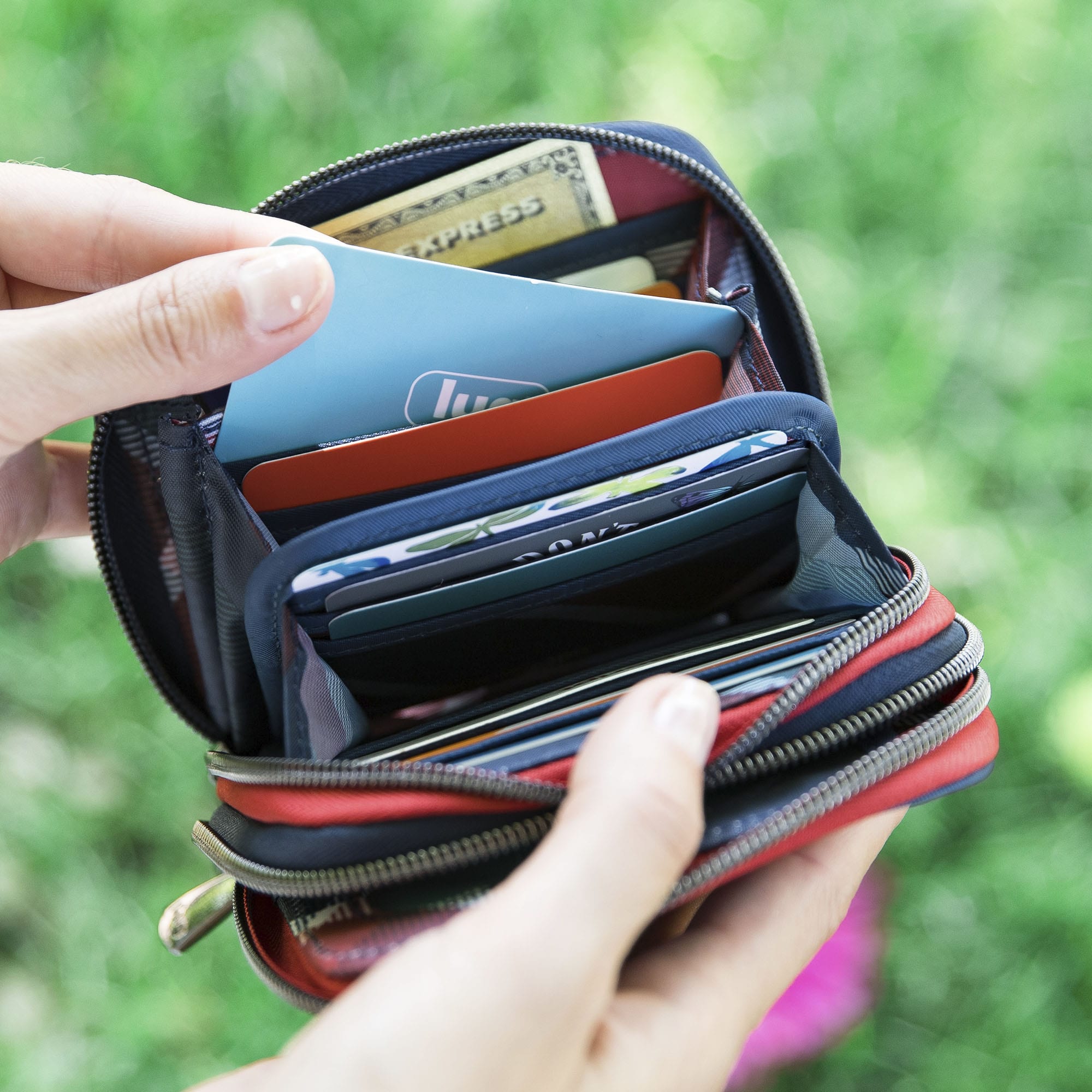 Splits SE RFID Wallet - - SplitsSE_Lifestyle_02_5ac9a0e1-2e7d-47c3-8b67-5dc4f6c40d14