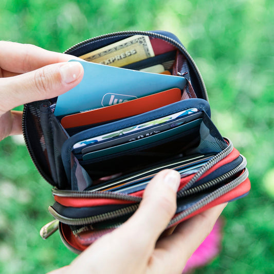 Splits SE RFID Wallet - - SplitsSE_Lifestyle_02_5ac9a0e1-2e7d-47c3-8b67-5dc4f6c40d14