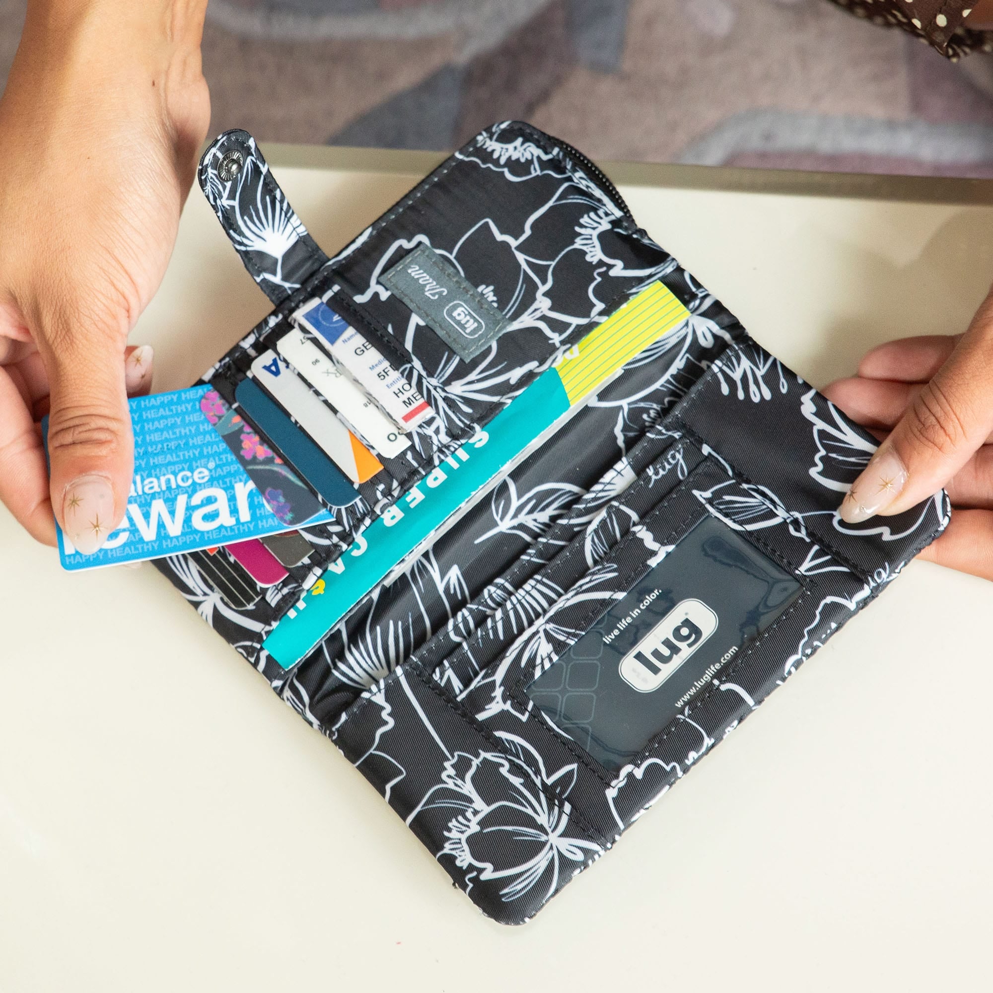 Tram 2 RFID Wallet - - Tram2_Lifestyle_01_ca90a611-c00a-41d4-9088-c4de1c15f491