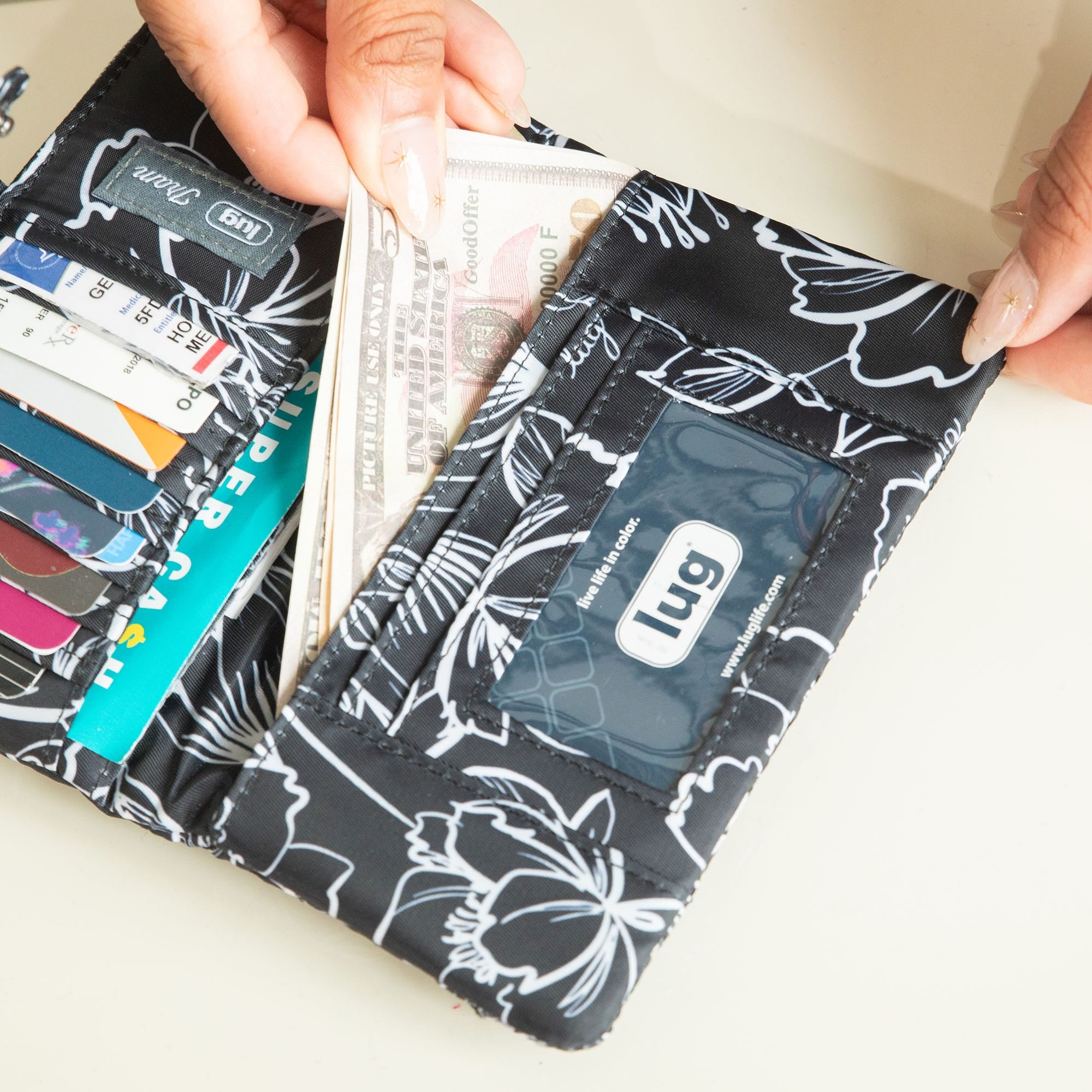 Tram 2 RFID Wallet - - Tram2_Lifestyle_02_2e670347-c657-40ba-b79d-aede47429eb0