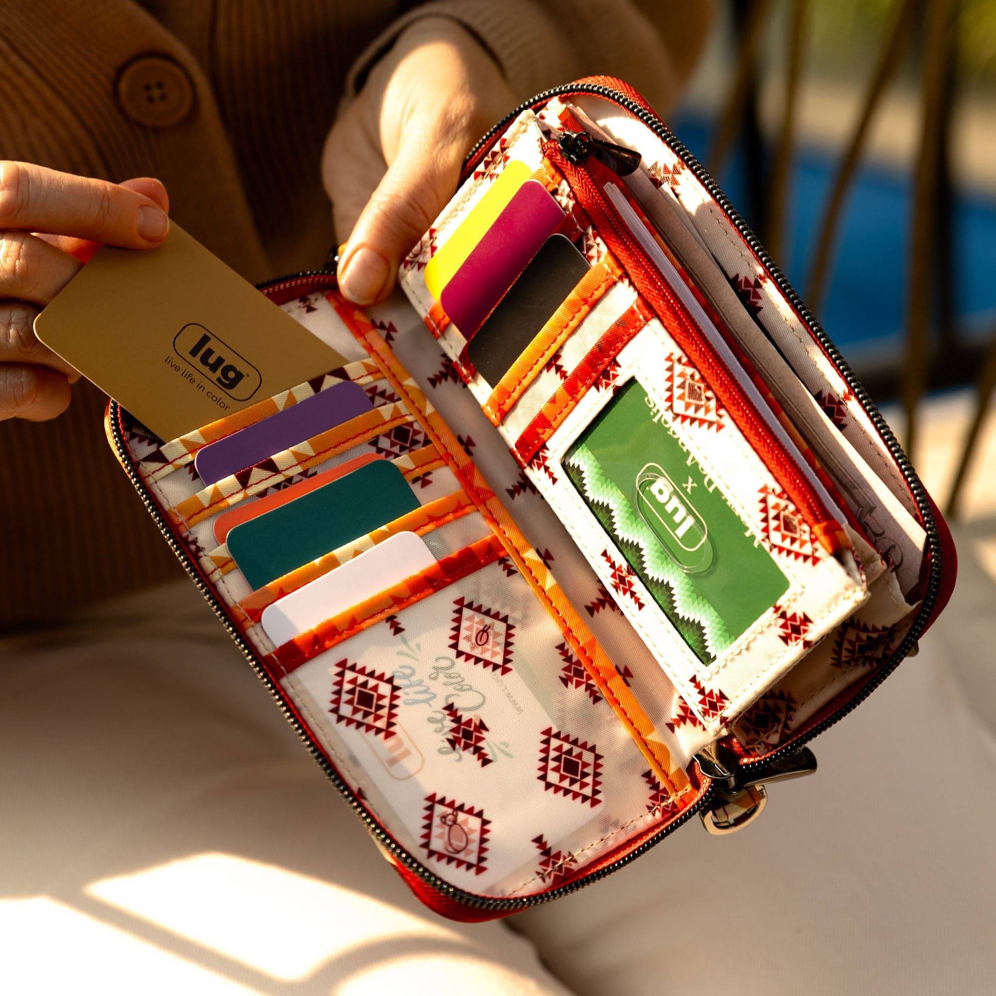 Guild Collection Classic Whirly RFID Wallet - - WhirlyWalletMD_Lifestyle_01