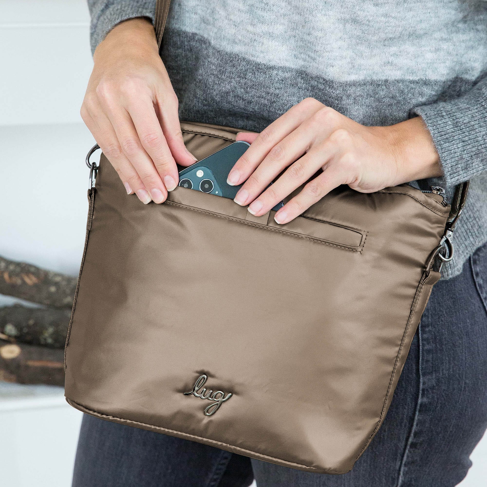 Adagio Shoulder Bag - METALLIC WALNUT - AdagioSE_Lifestyle_05