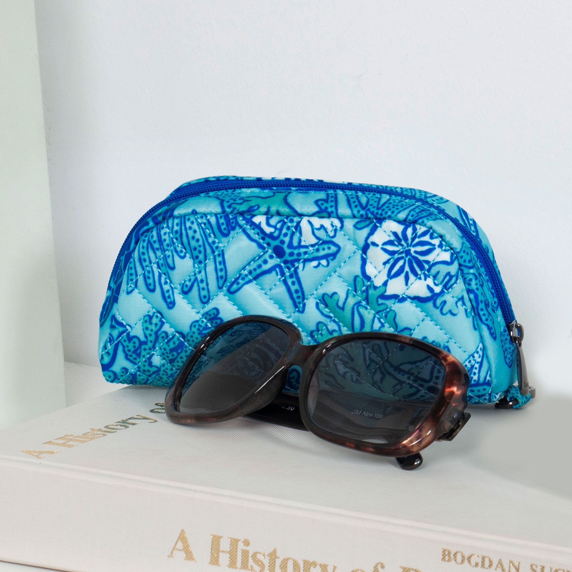 Bobsled Eyeglass Case - WILDLIFE CREAM - Bobsled_Lifestyle_Hover