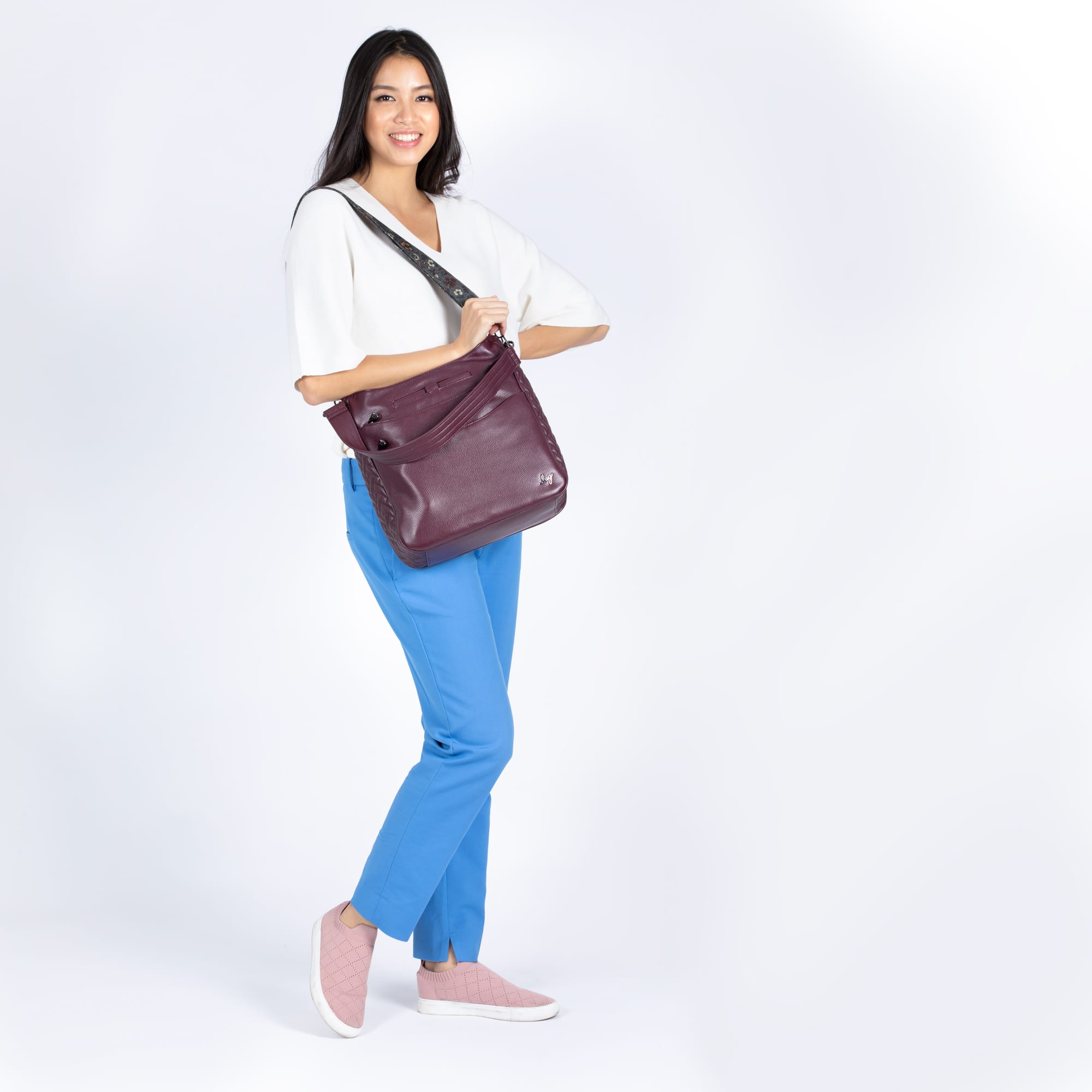 Cable Car Classic VL Crossbody Bag - - Cablecar_Lifestyle_02