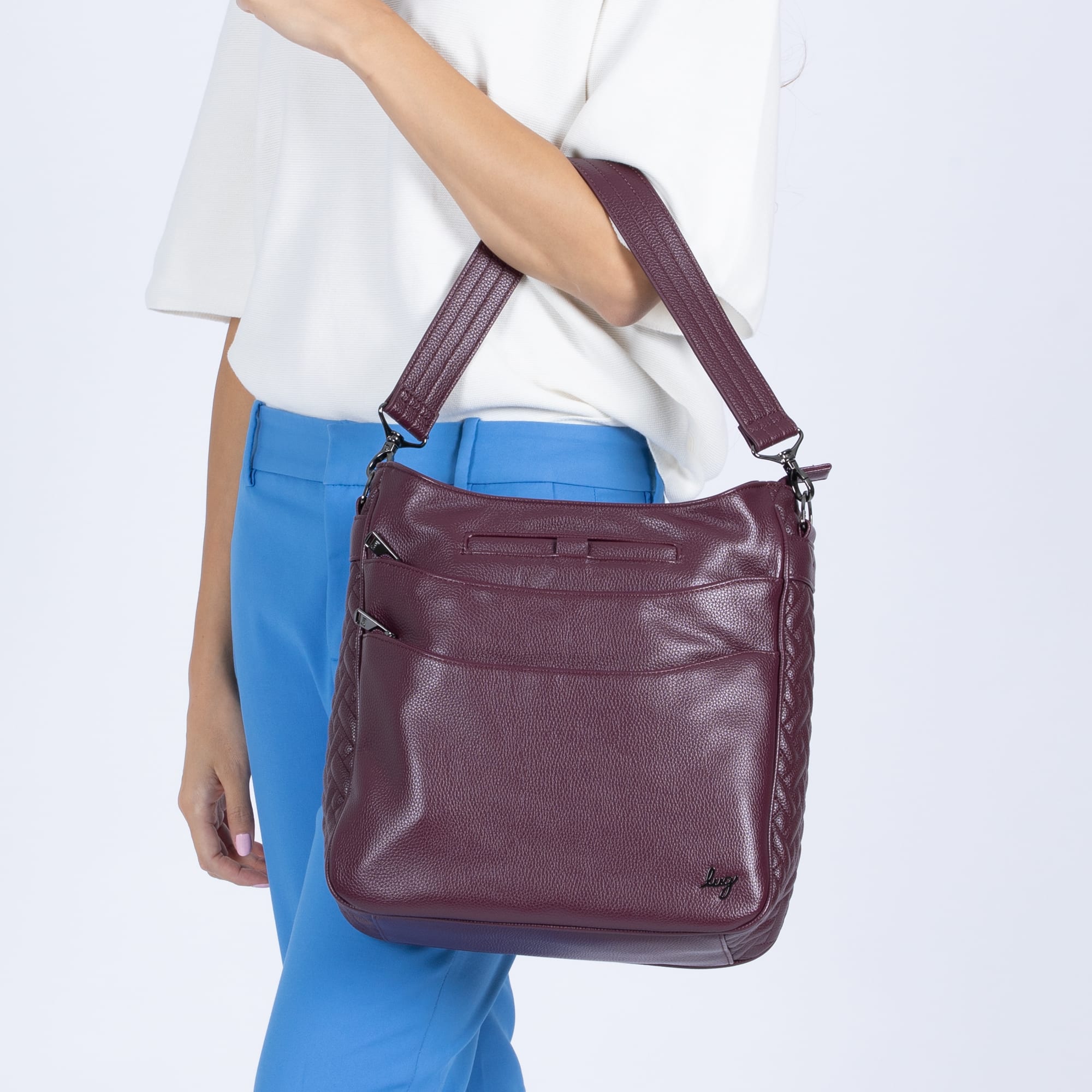 Cable Car Classic VL Crossbody Bag - WINE - Cablecar_Lifestyle_03
